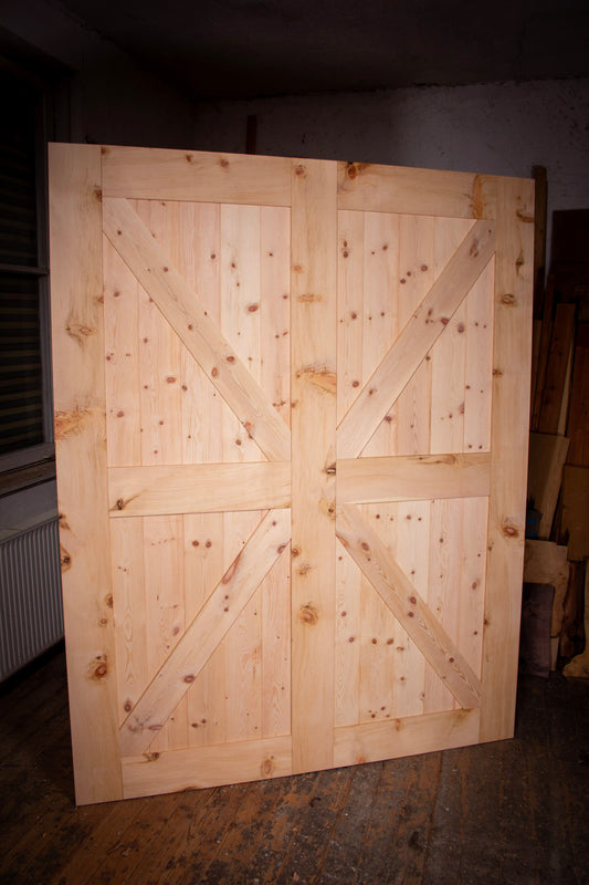 eine holzverkleidete Tür in einem Raum