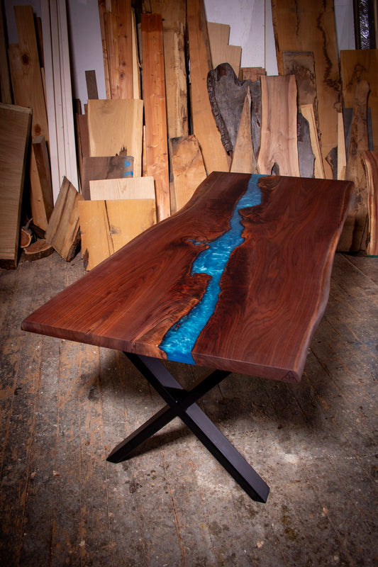 ein Holztisch mit einem Fluss, der hindurchfließt