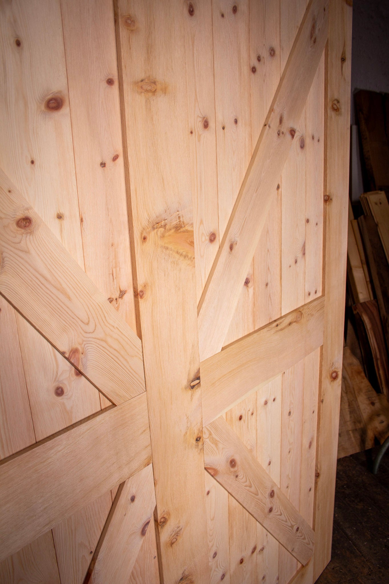 eine Nahaufnahme einer Holztür in einem Gebäude