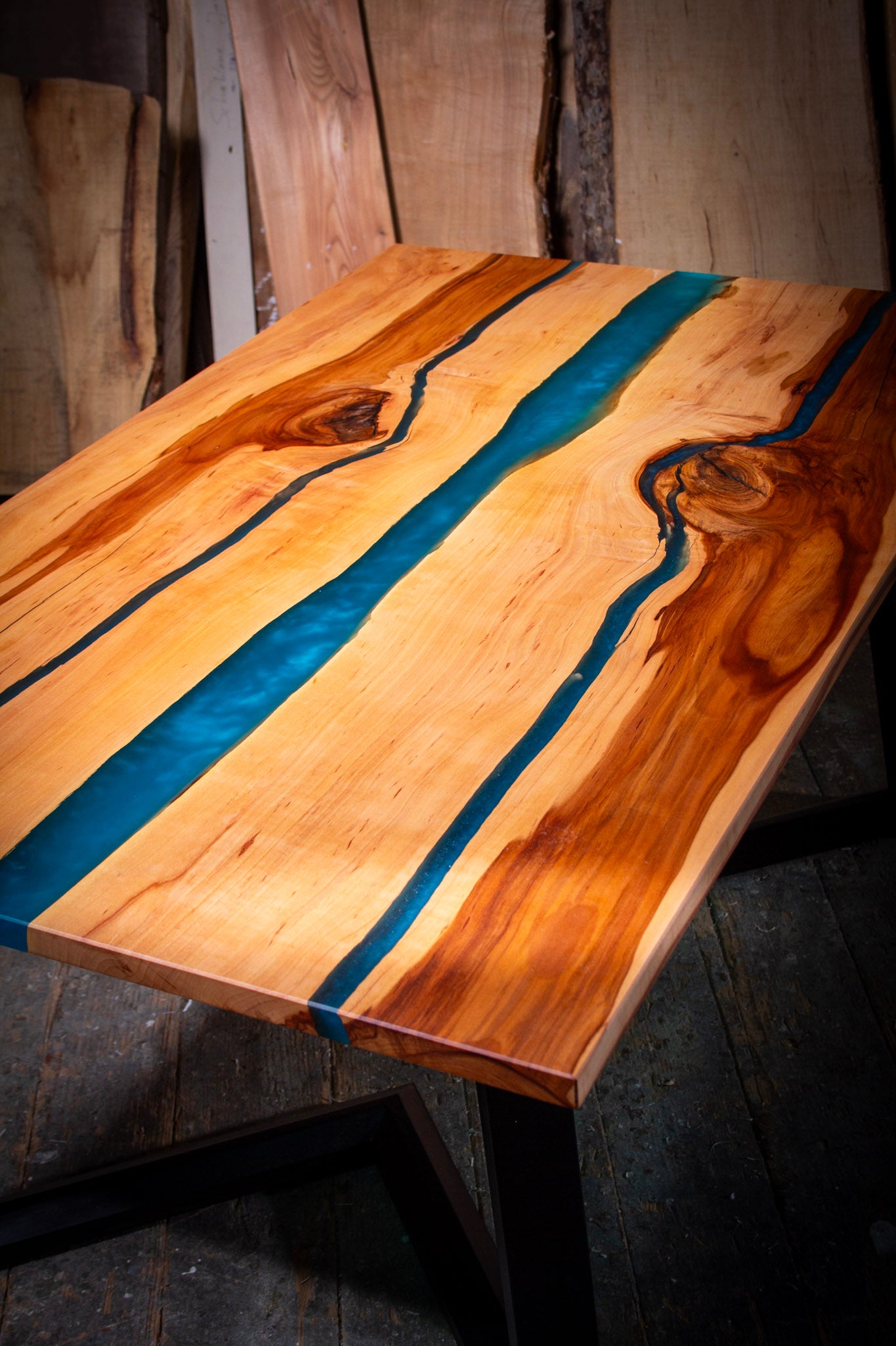 GussHolz - Ihr individueller Esstisch / Couchtisch / Beistelltisch / Tisch aus MünchenCouchtisch #Epoxidharztisch# #Rivertable# #Tisch# #München#