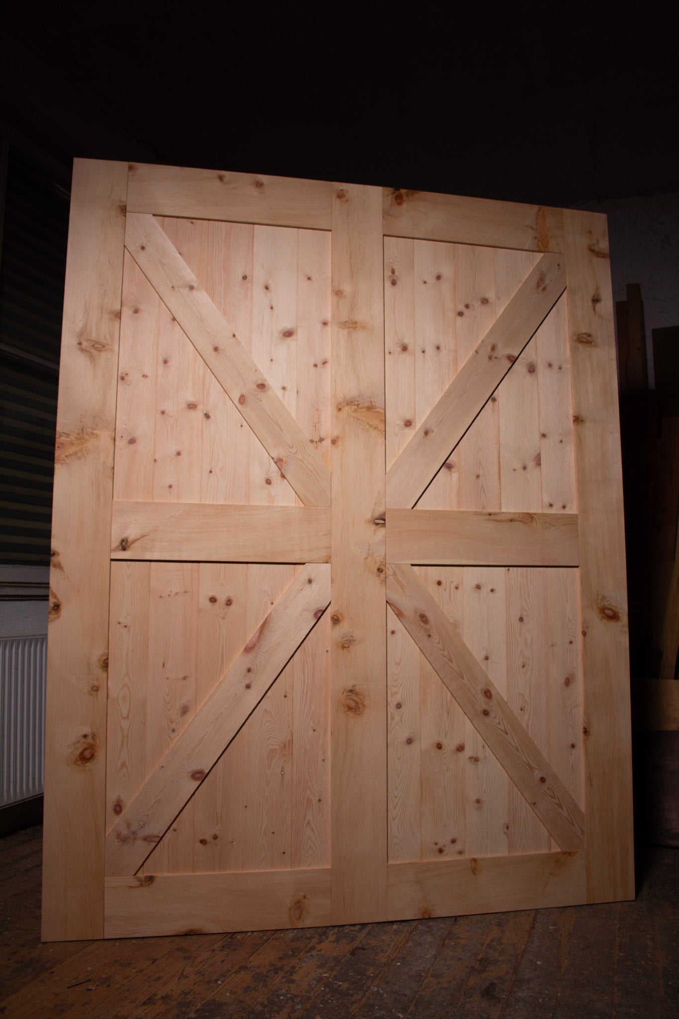 eine Nahaufnahme einer Holztür auf einem Boden