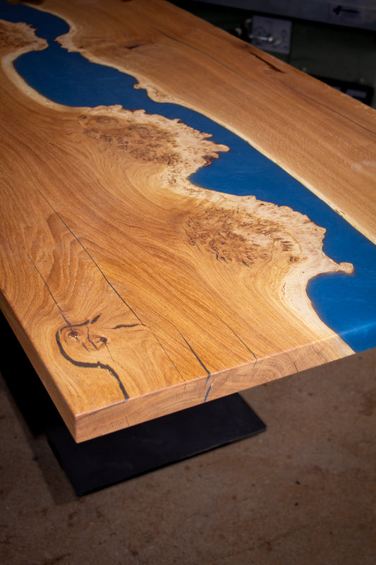 Eichen Esstisch mit blauem
Epoxidharz River