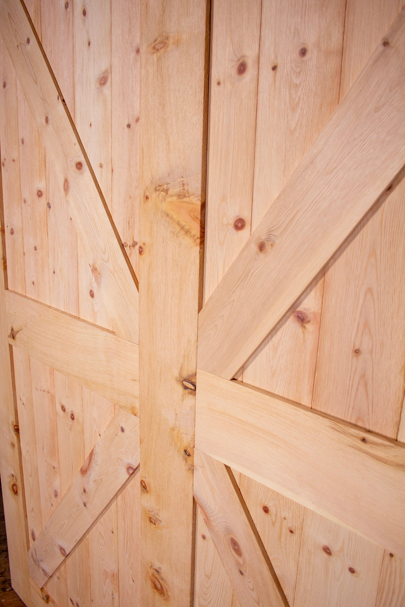 eine Nahaufnahme einer Holztür mit Nägeln