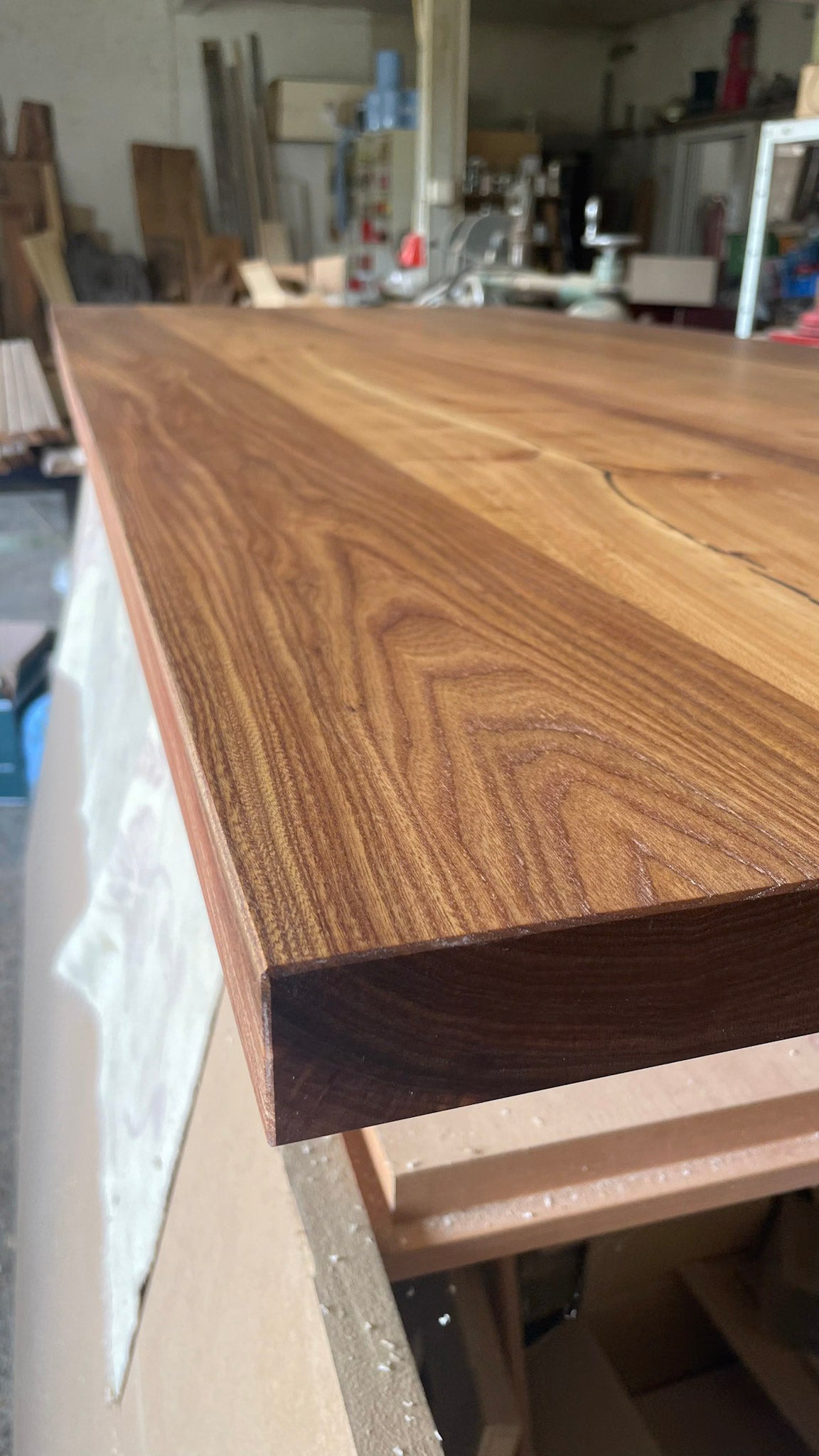 eine Nahaufnahme einer Holz-Arbeitsplatte