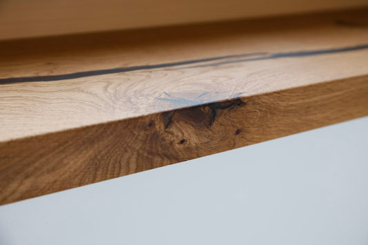 eine Nahaufnahme einer Holzbank mit weißem Hintergrund