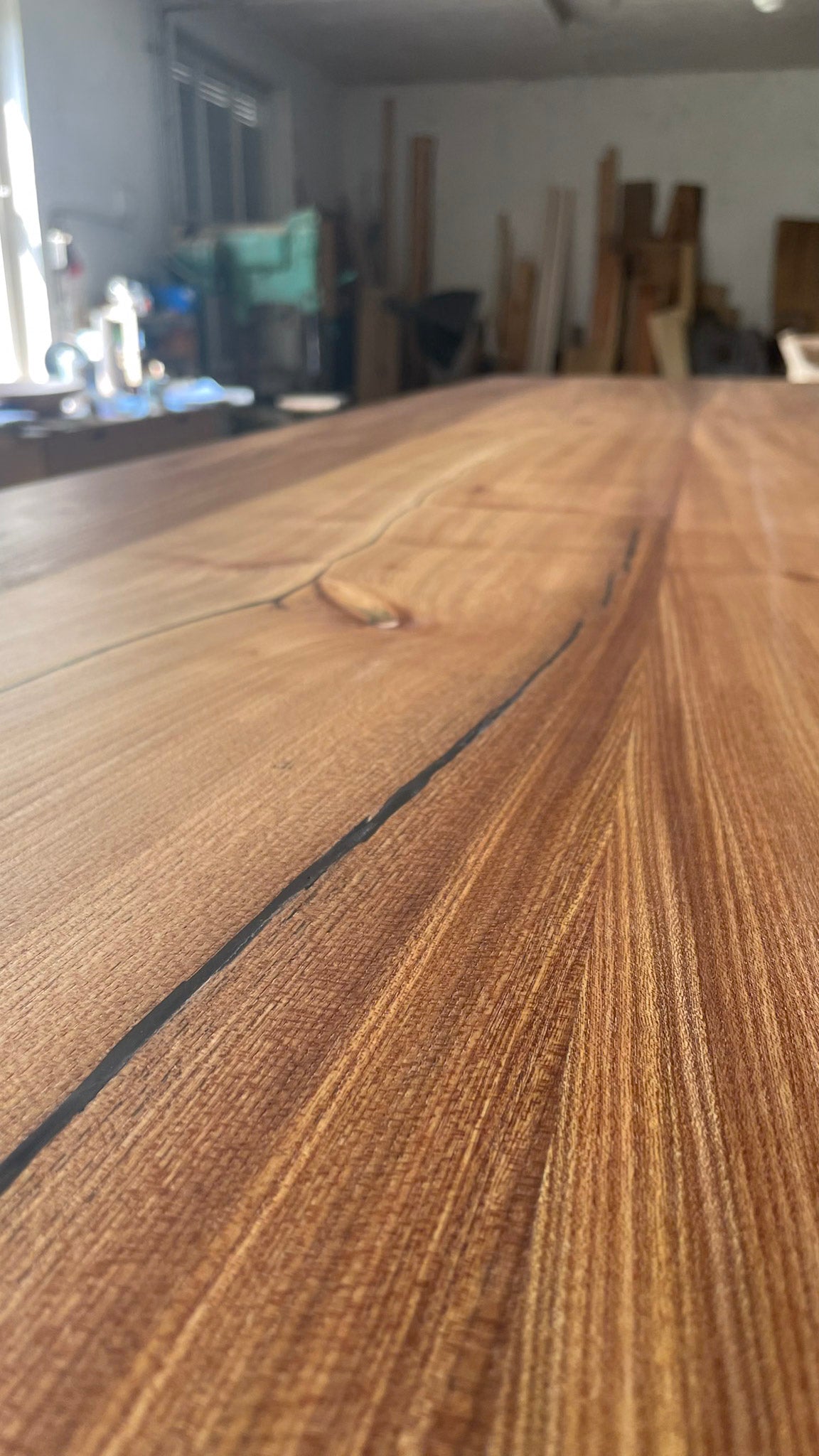 eine Nahaufnahme eines Holztisches in einem Raum