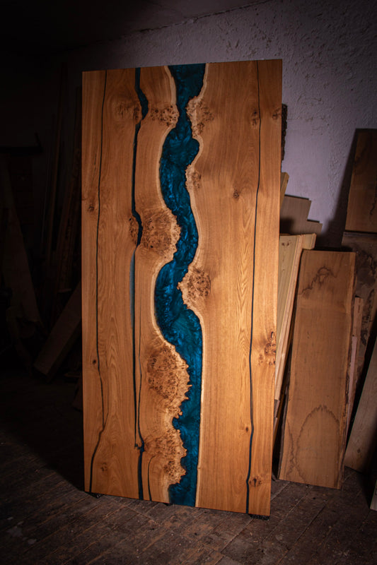 ein Stück Holz mit einem blauen Bach darauf gemalt