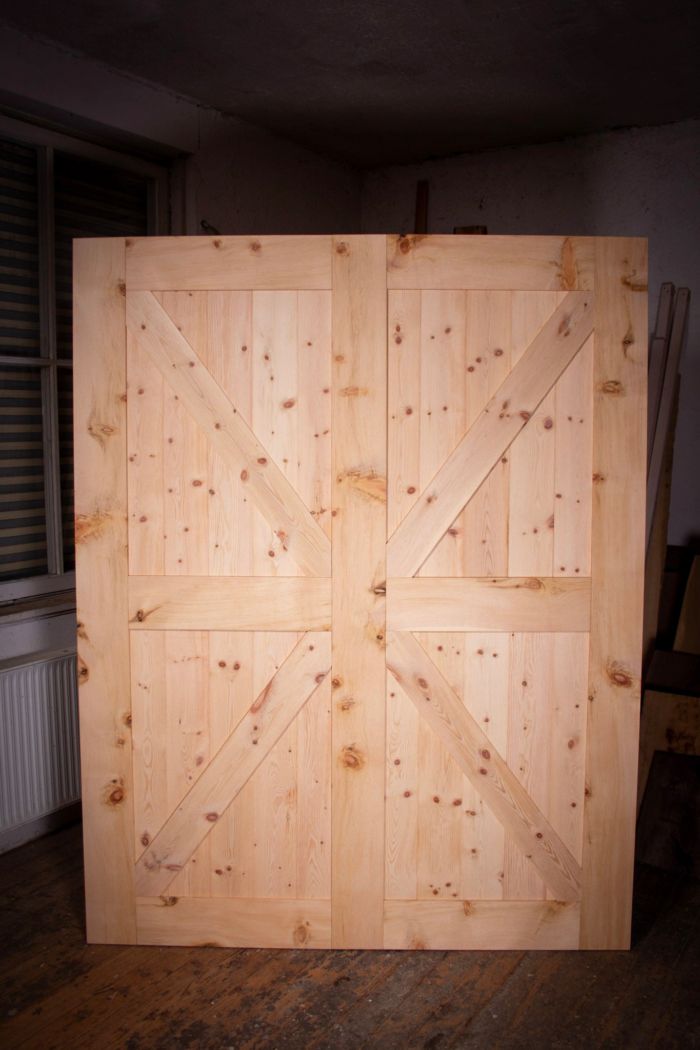 eine holzverkleidete Tür in einem Raum