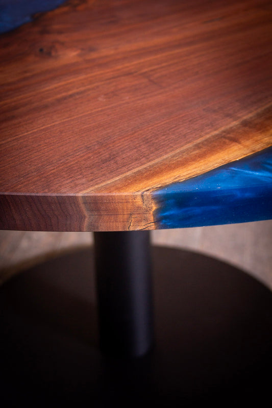 Detailansicht des runden Esstisches „Ove“, das edle Design zeigt die Kombination aus Massivholz und Epoxidharz. Ein einzigartiges Einzelstück, ideal als exklusive Tischlösung, perfekt für den Esstisch oder Couchtisch. Jetzt runder esstisch Massivholz online kaufen – die beste Wahl für Möbel aus heimischen Materialien.