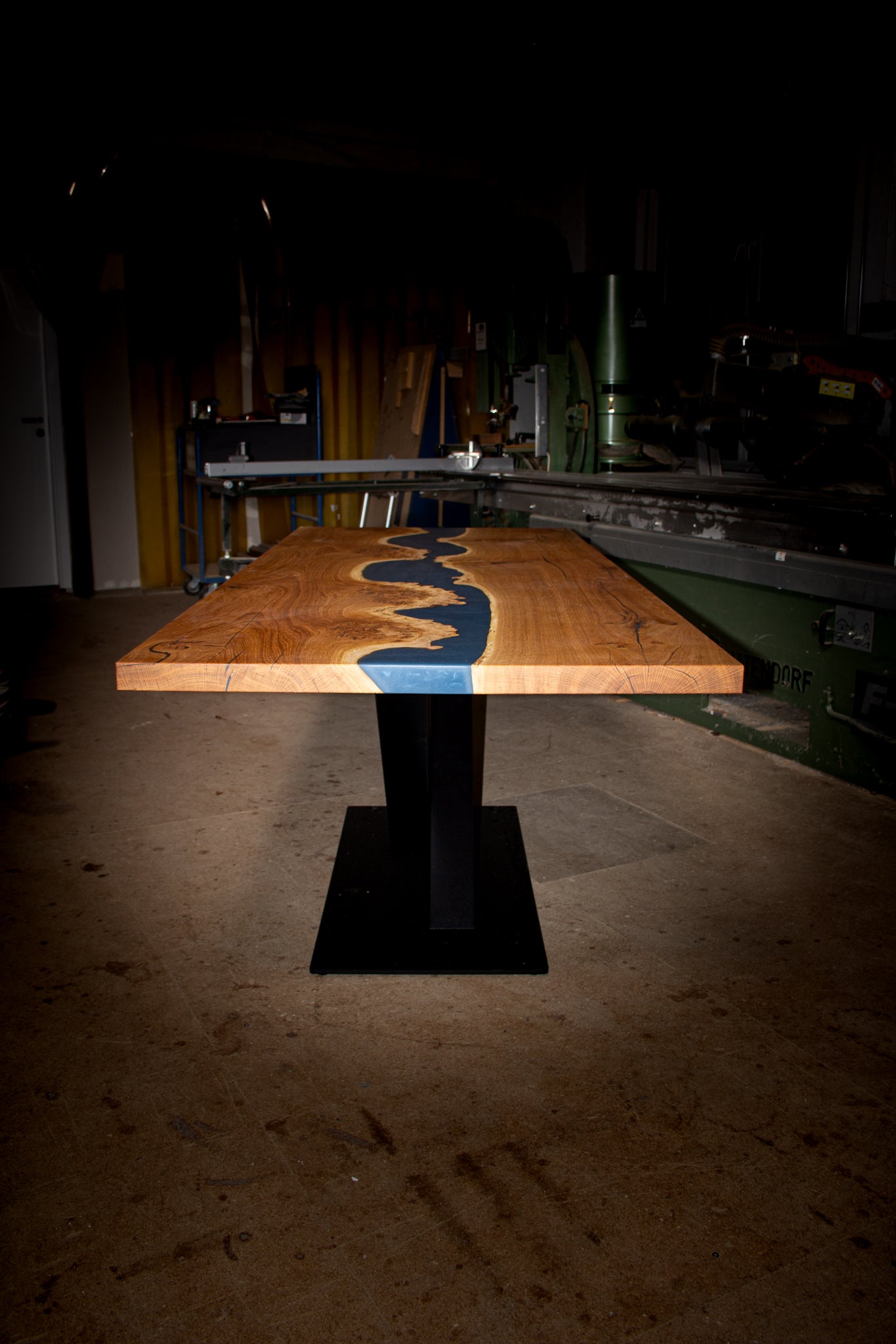 Eichen Esstisch mit blauem
Epoxidharz River