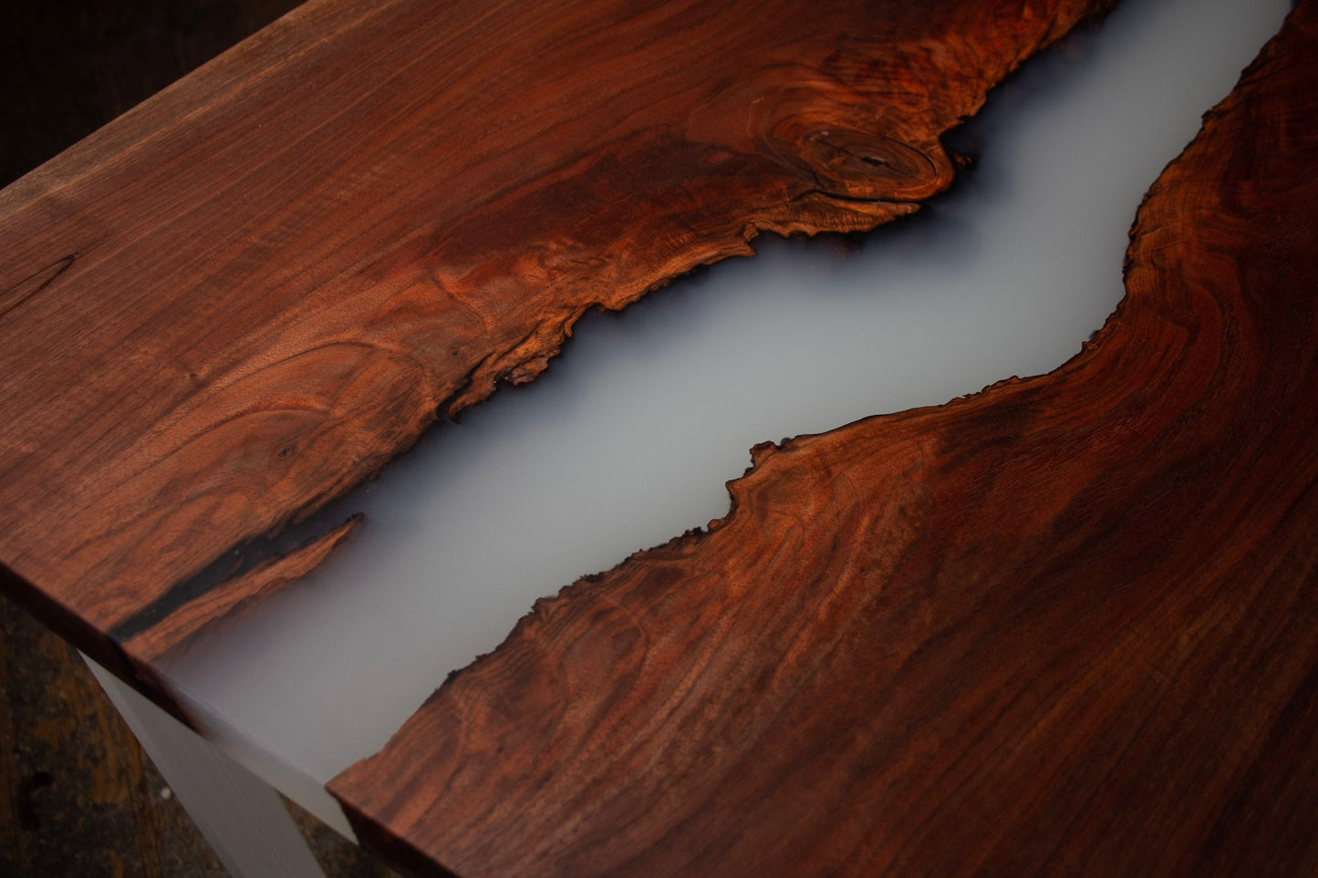 GussHolz - Ihr individueller Esstisch / Couchtisch / Beistelltisch / Tisch aus MünchenEsstisch #Epoxidharztisch# #Rivertable# #Tisch# #München#