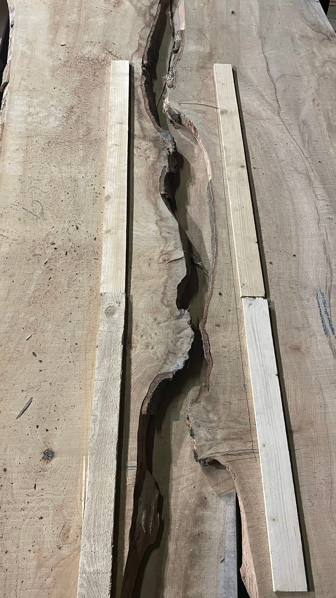 GussHolz - Ihr individueller Esstisch / Couchtisch / Beistelltisch / Tisch aus MünchenBeistelltisch #Epoxidharztisch# #Rivertable# #Tisch# #München#