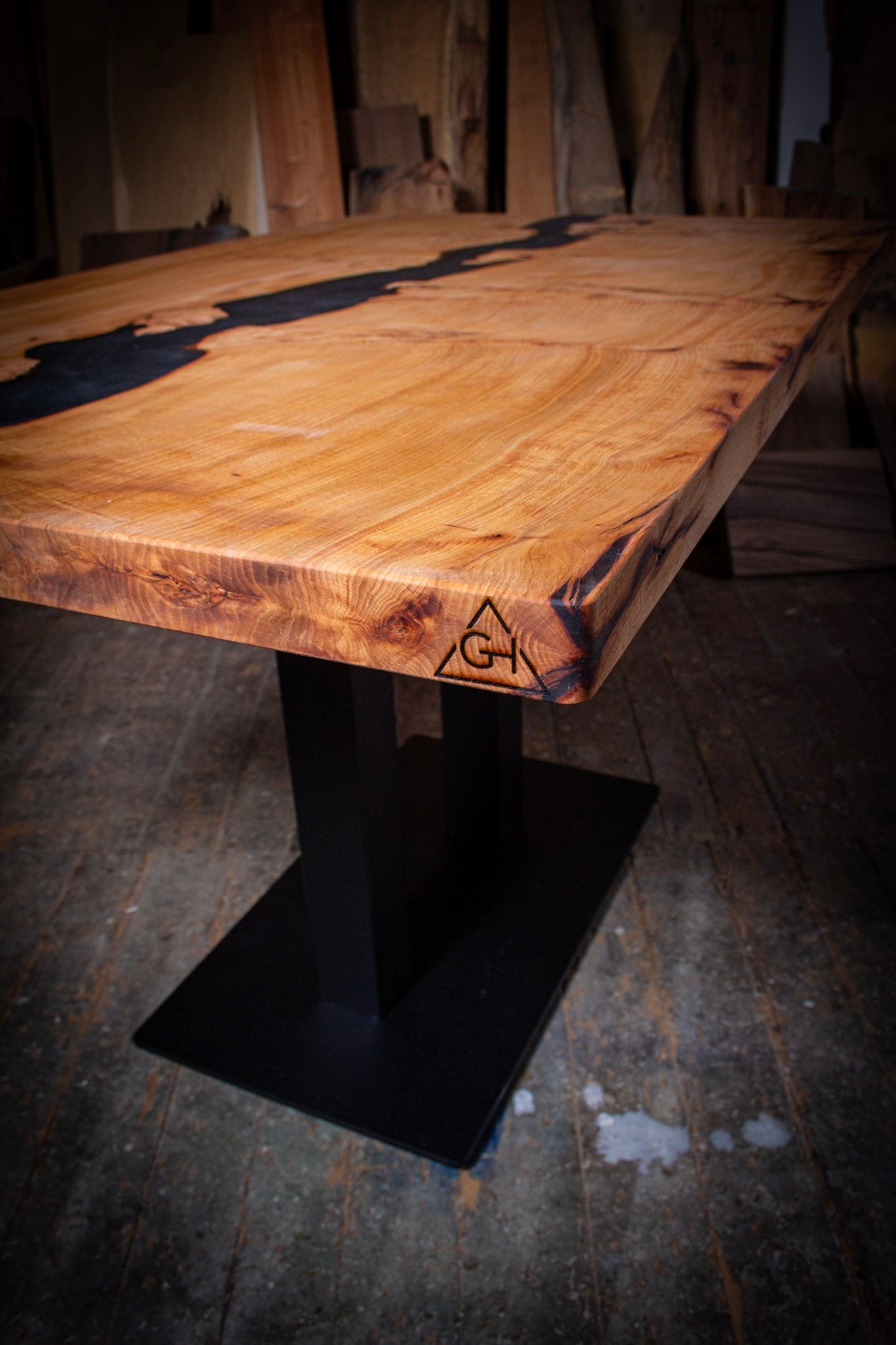 GussHolz - Ihr individueller Esstisch / Couchtisch / Beistelltisch / Tisch aus MünchenEsstisch #Epoxidharztisch# #Rivertable# #Tisch# #München#