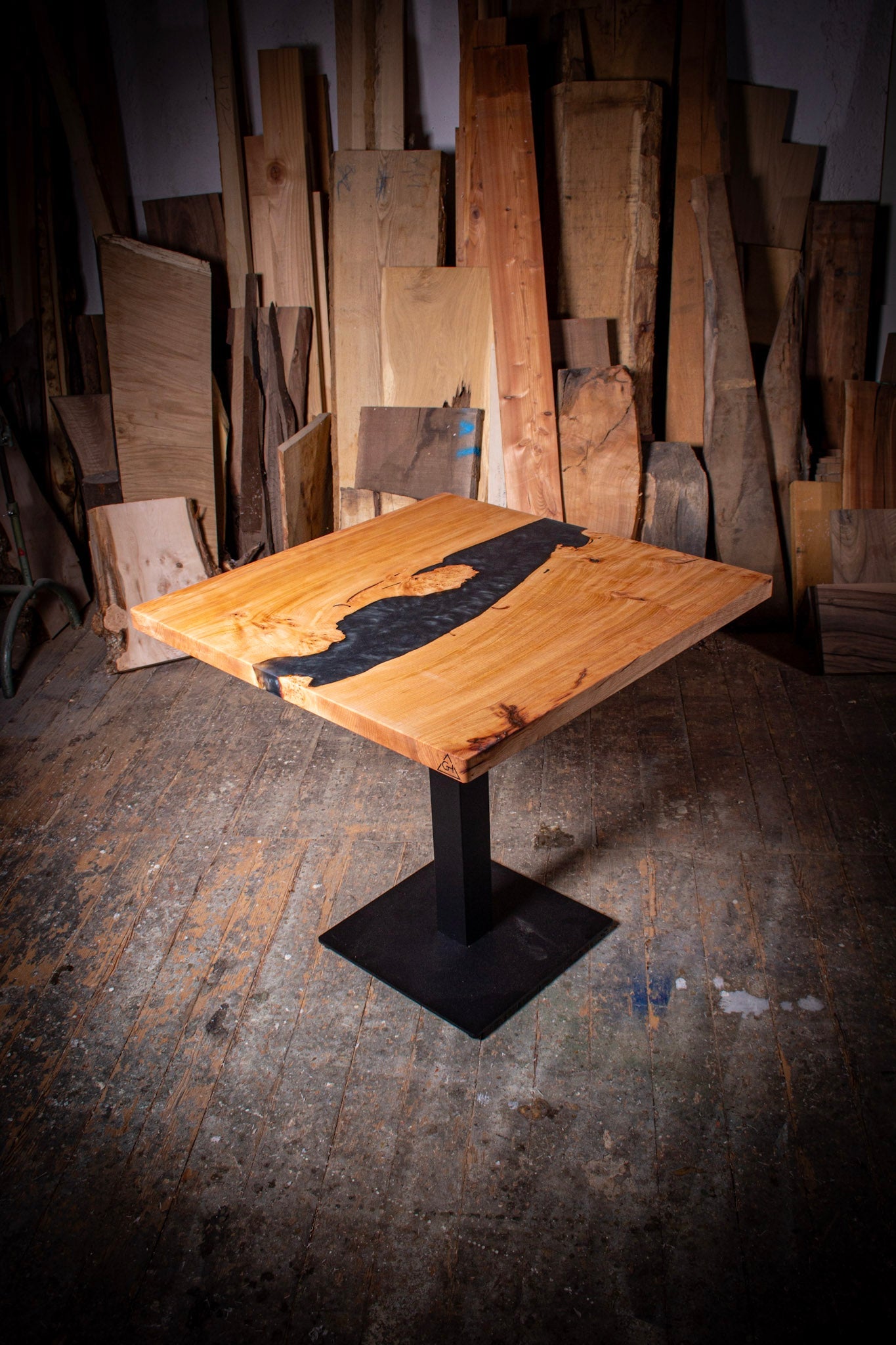 GussHolz - Ihr individueller Esstisch / Couchtisch / Beistelltisch / Tisch aus MünchenEsstisch #Epoxidharztisch# #Rivertable# #Tisch# #München#