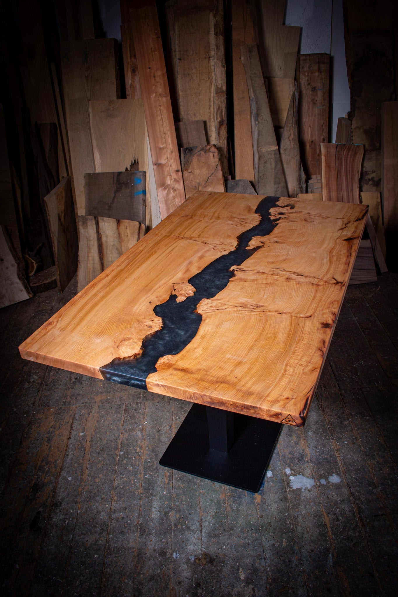 GussHolz - Ihr individueller Esstisch / Couchtisch / Beistelltisch / Tisch aus MünchenEsstisch #Epoxidharztisch# #Rivertable# #Tisch# #München#
