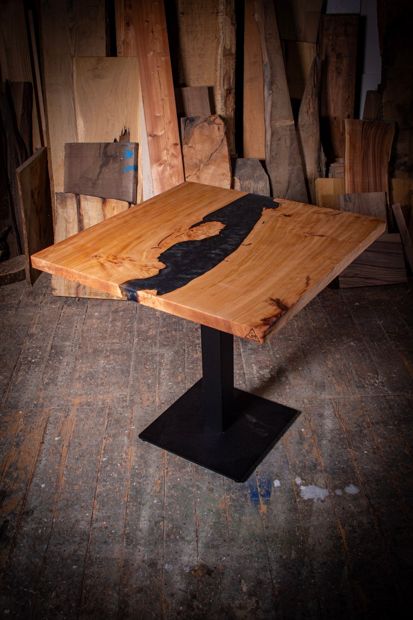GussHolz - Ihr individueller Esstisch / Couchtisch / Beistelltisch / Tisch aus MünchenEsstisch #Epoxidharztisch# #Rivertable# #Tisch# #München#