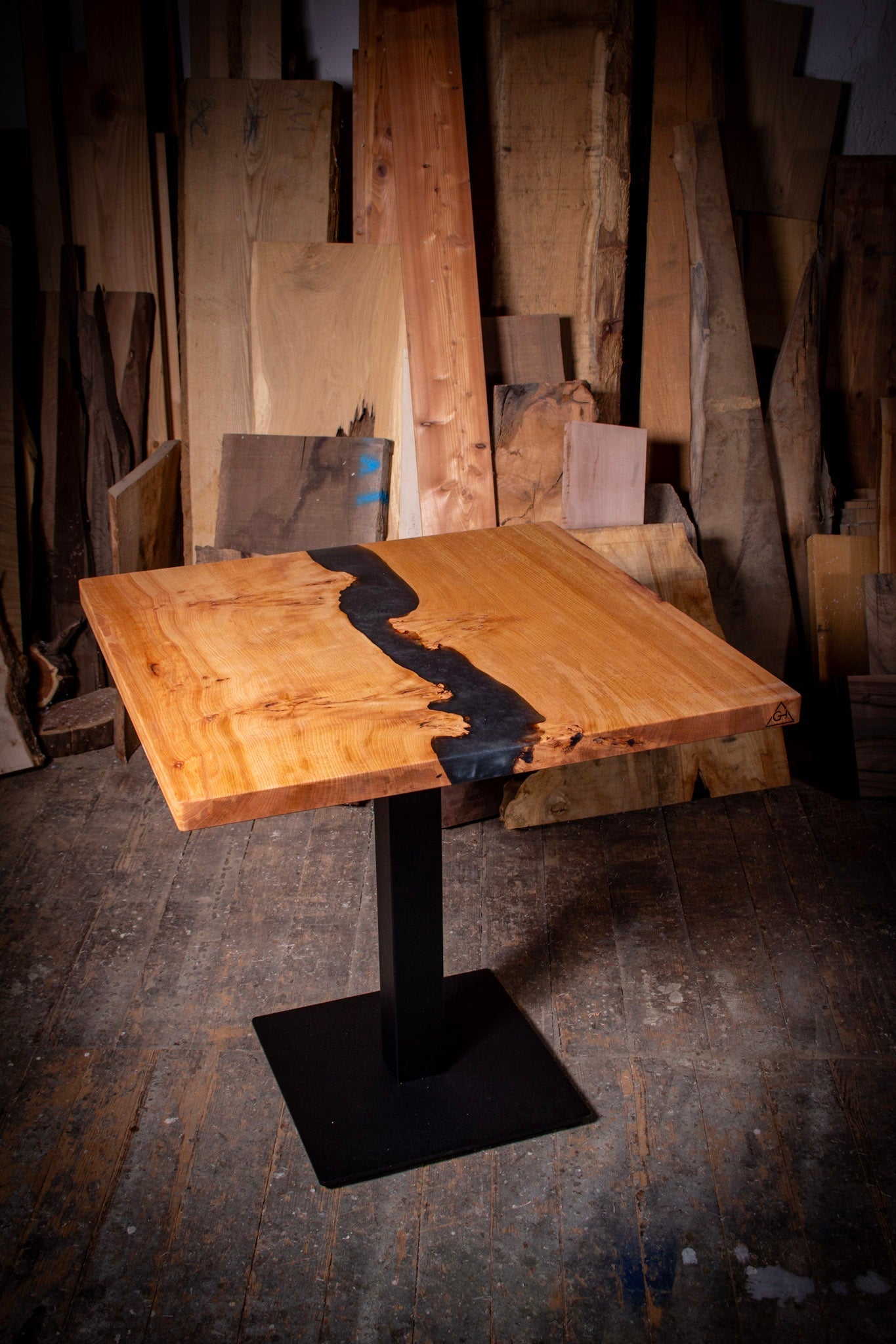 GussHolz - Ihr individueller Esstisch / Couchtisch / Beistelltisch / Tisch aus MünchenEsstisch #Epoxidharztisch# #Rivertable# #Tisch# #München#