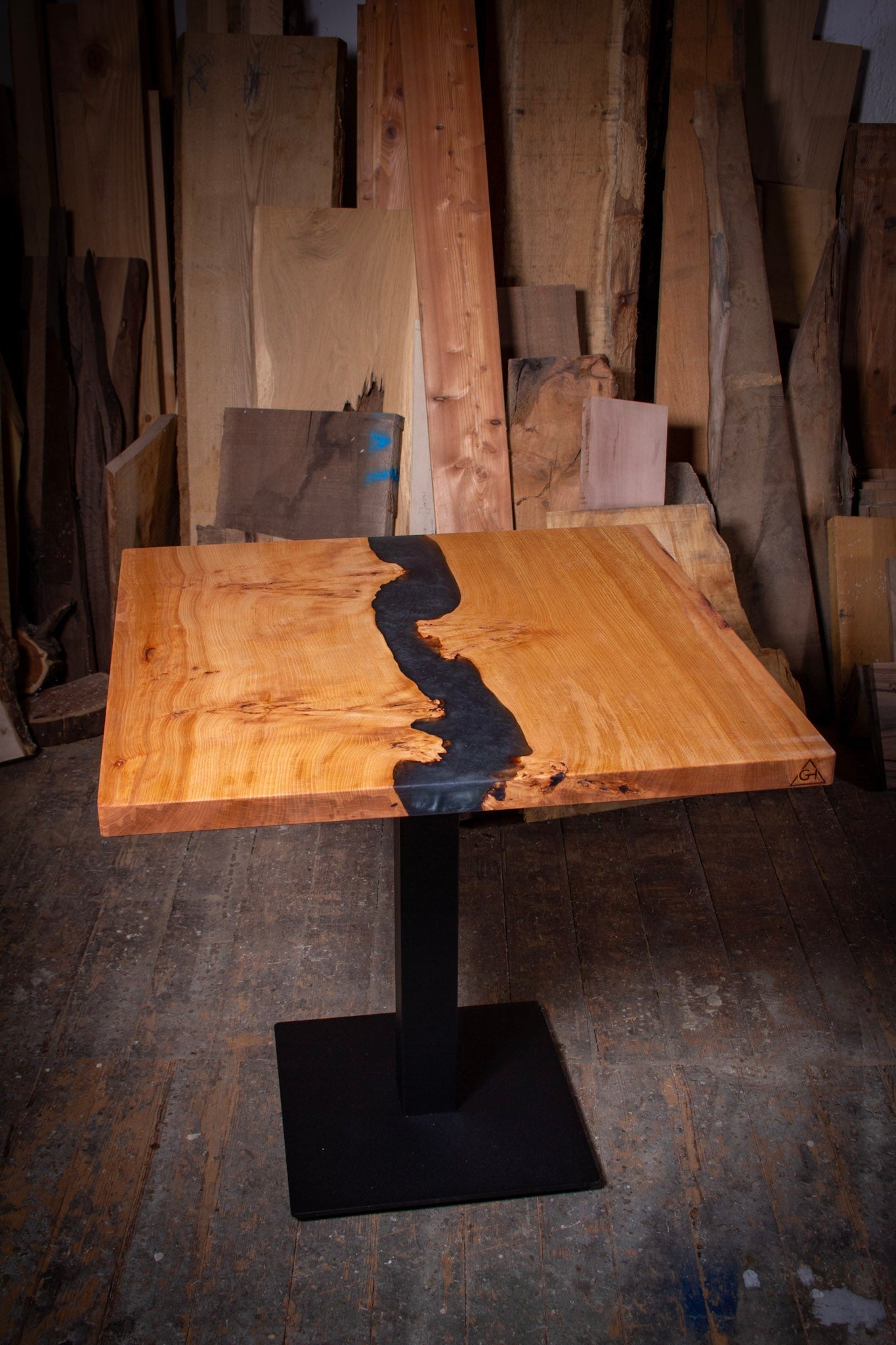 GussHolz - Ihr individueller Esstisch / Couchtisch / Beistelltisch / Tisch aus MünchenEsstisch #Epoxidharztisch# #Rivertable# #Tisch# #München#