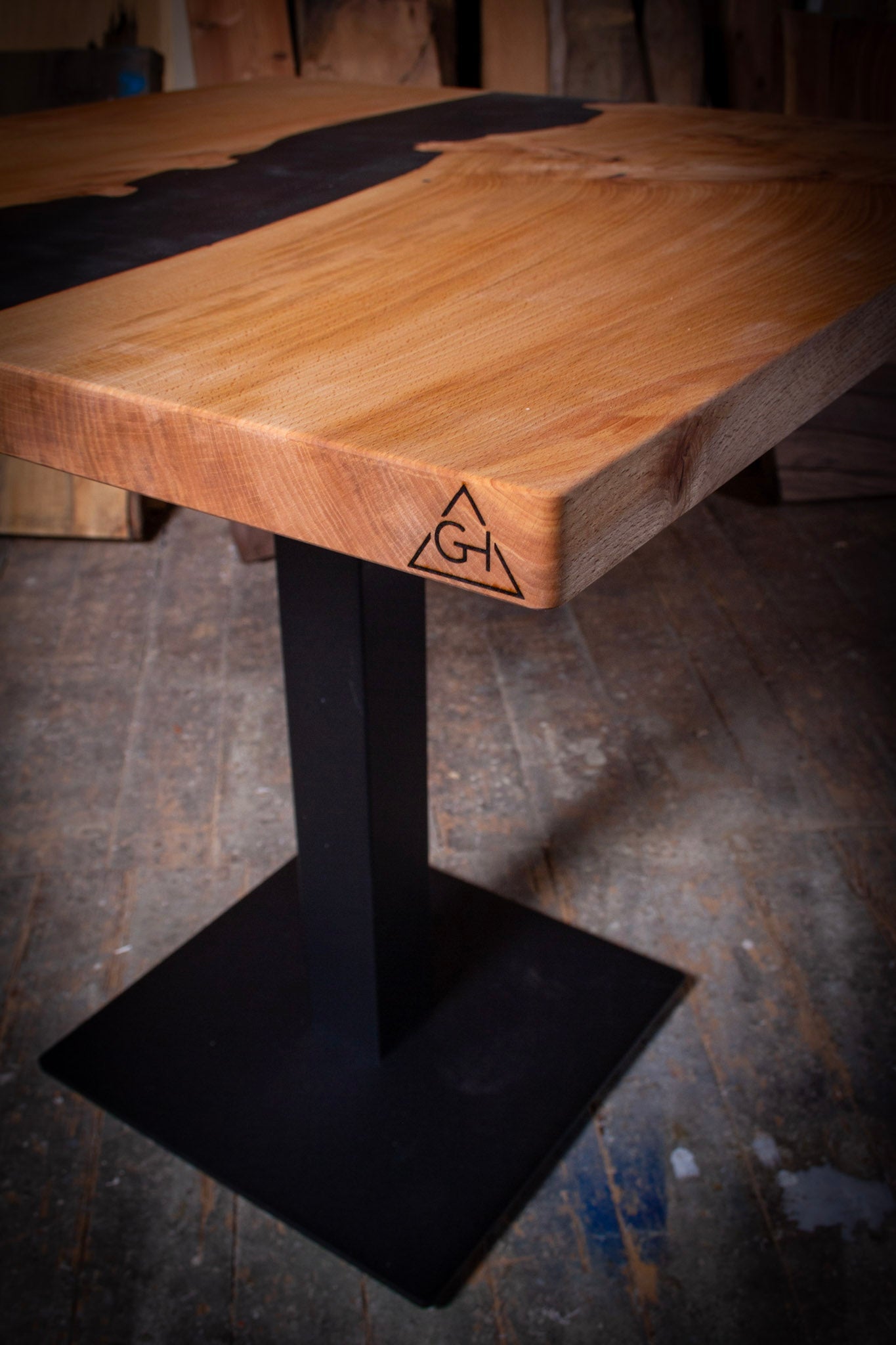 GussHolz - Ihr individueller Esstisch / Couchtisch / Beistelltisch / Tisch aus MünchenEsstisch #Epoxidharztisch# #Rivertable# #Tisch# #München#