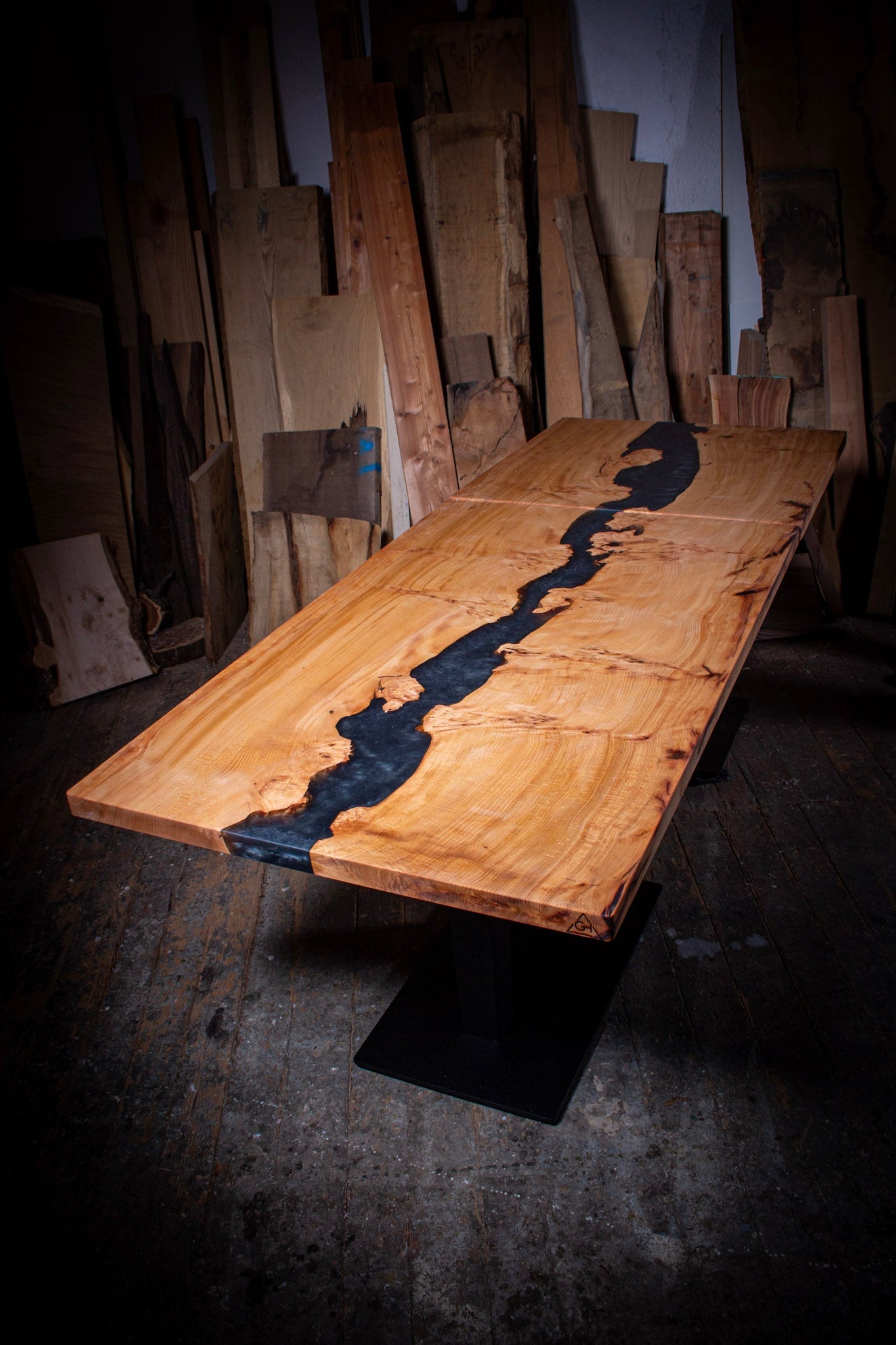GussHolz - Ihr individueller Esstisch / Couchtisch / Beistelltisch / Tisch aus MünchenEsstisch #Epoxidharztisch# #Rivertable# #Tisch# #München#
