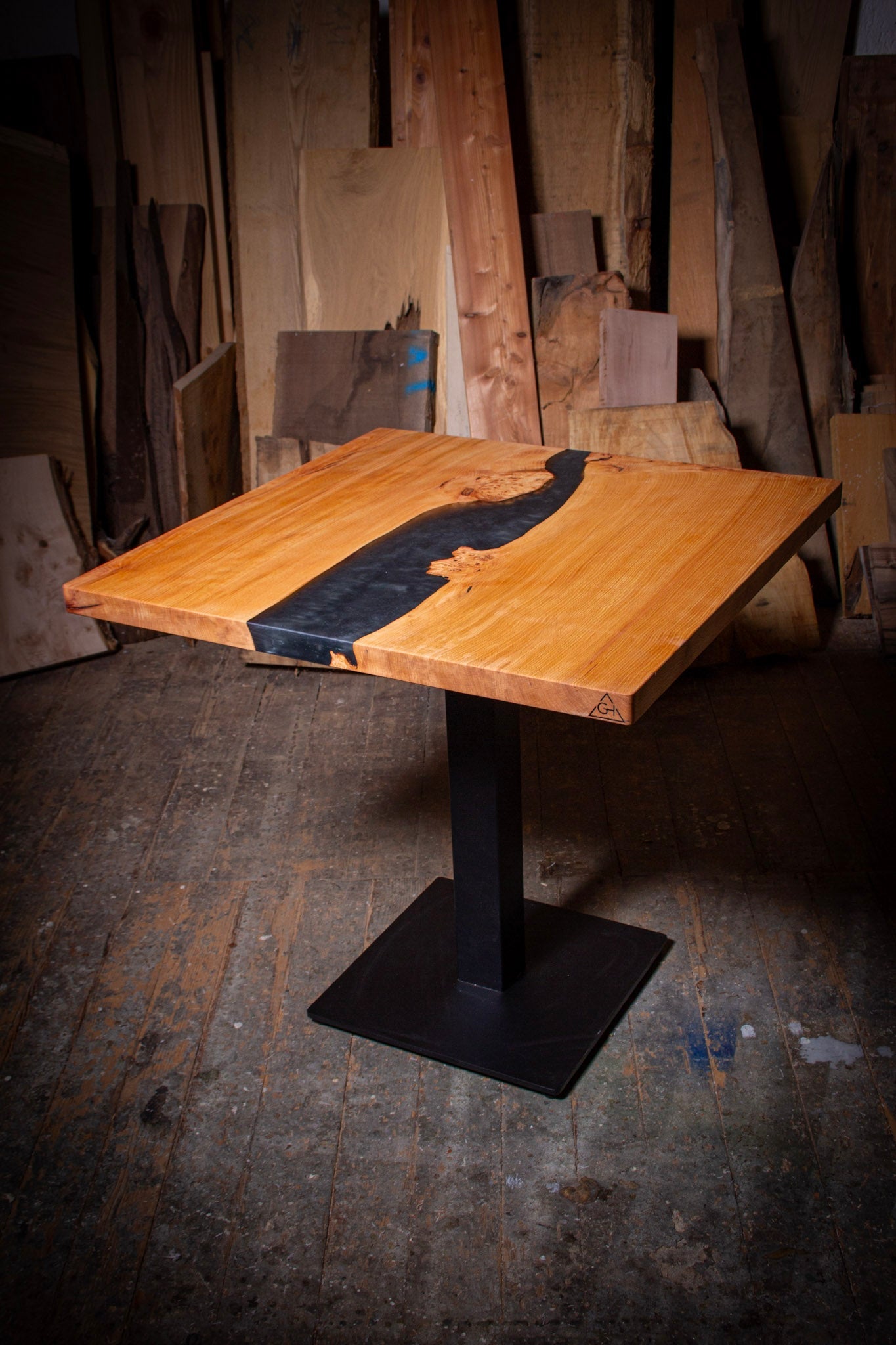 GussHolz - Ihr individueller Esstisch / Couchtisch / Beistelltisch / Tisch aus MünchenEsstisch #Epoxidharztisch# #Rivertable# #Tisch# #München#
