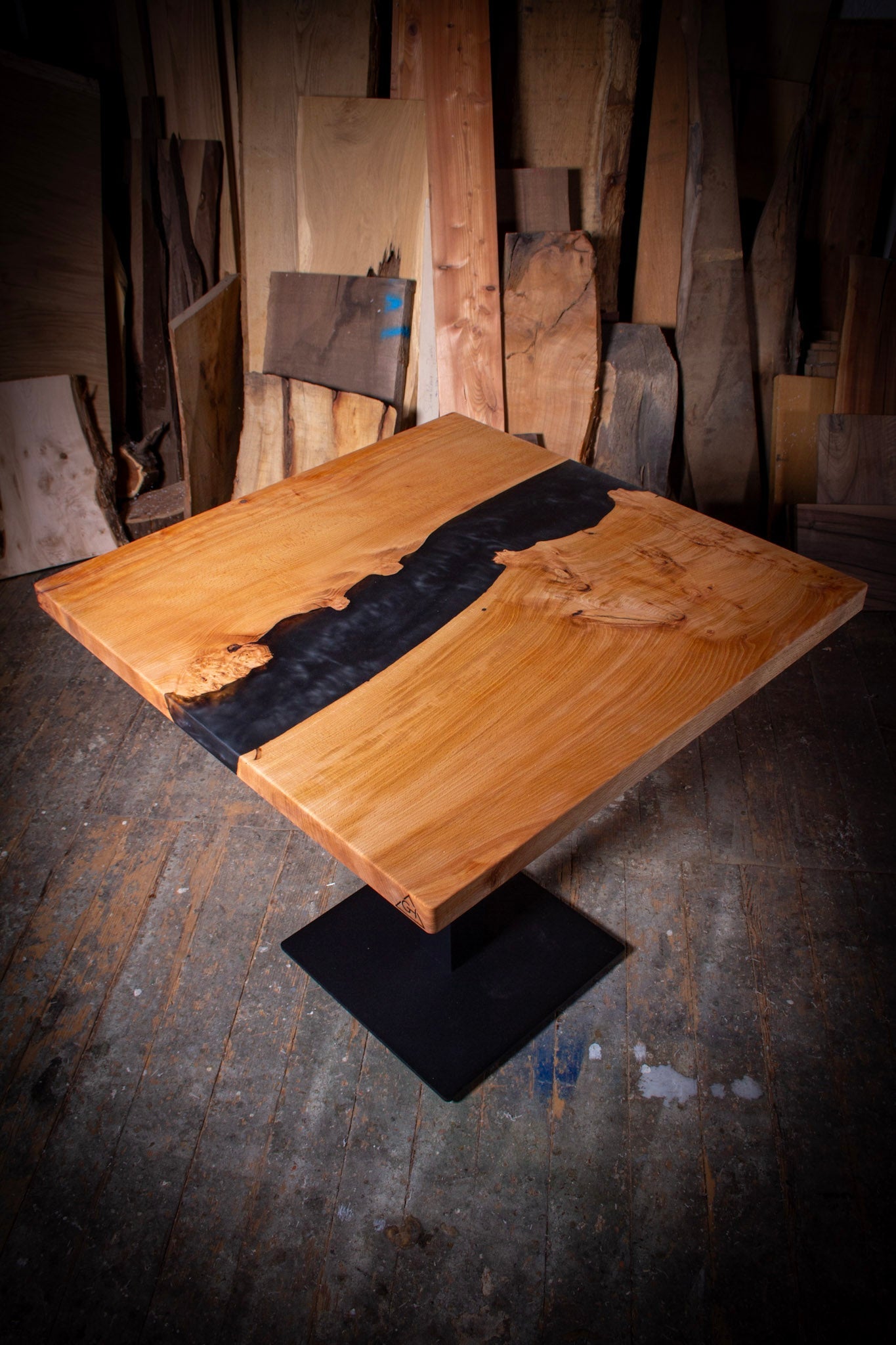 GussHolz - Ihr individueller Esstisch / Couchtisch / Beistelltisch / Tisch aus MünchenEsstisch #Epoxidharztisch# #Rivertable# #Tisch# #München#