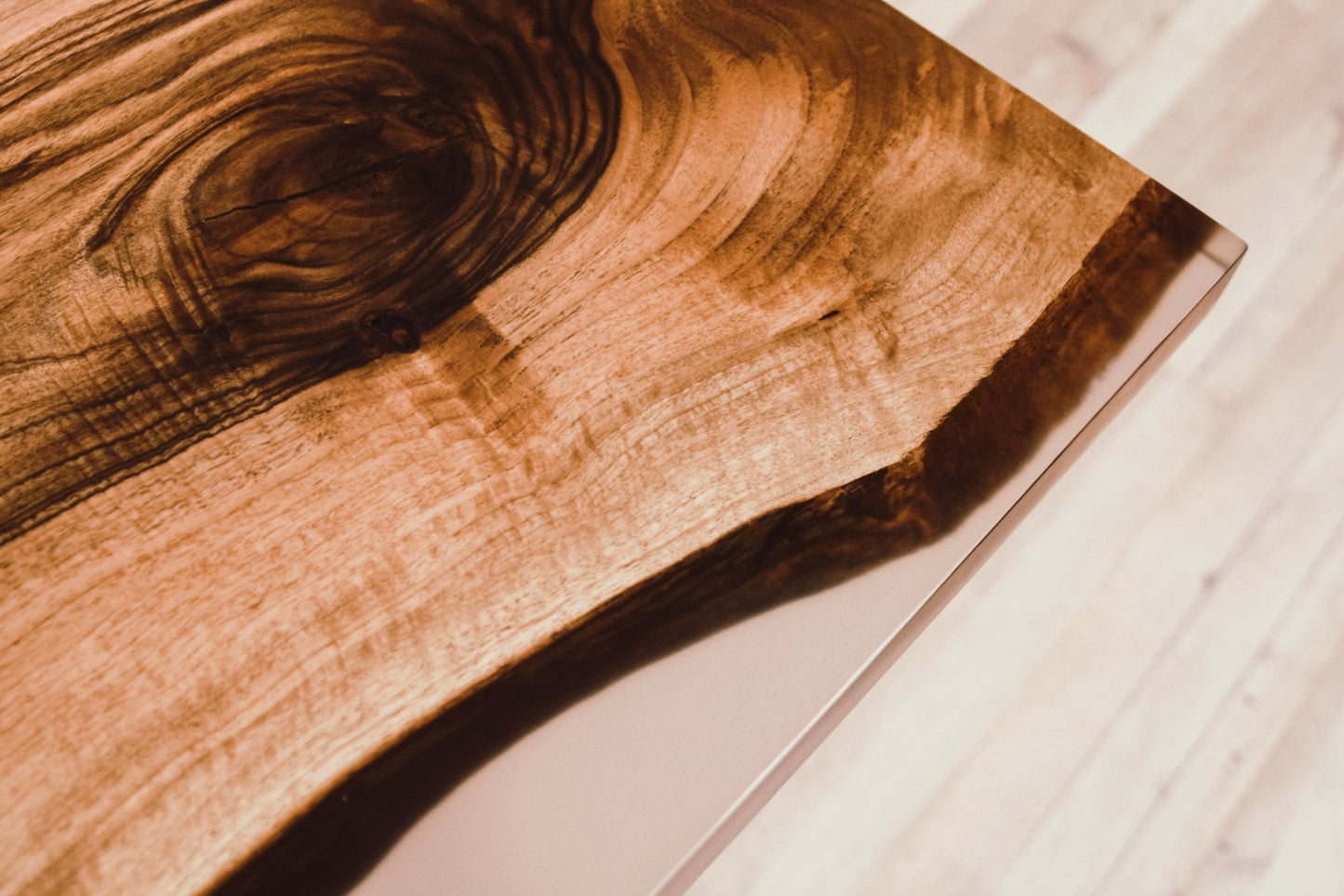 GussHolz - Ihr individueller Esstisch / Couchtisch / Beistelltisch / Tisch aus MünchenWaschtisch #Epoxidharztisch# #Rivertable# #Tisch# #München#