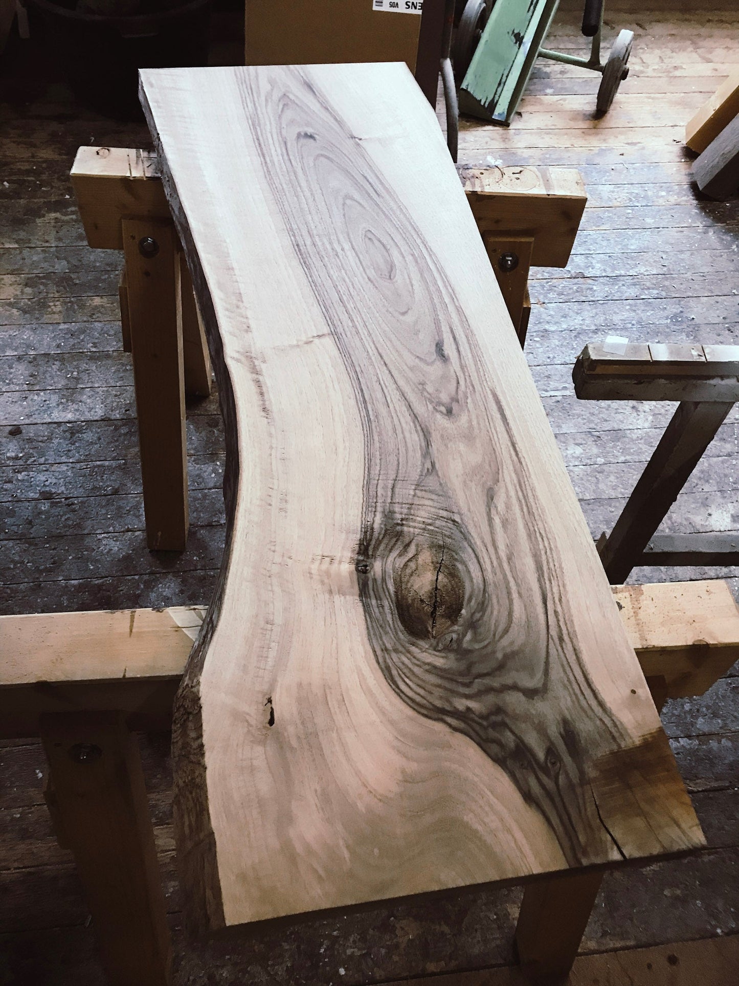 GussHolz - Ihr individueller Esstisch / Couchtisch / Beistelltisch / Tisch aus MünchenWaschtisch #Epoxidharztisch# #Rivertable# #Tisch# #München#