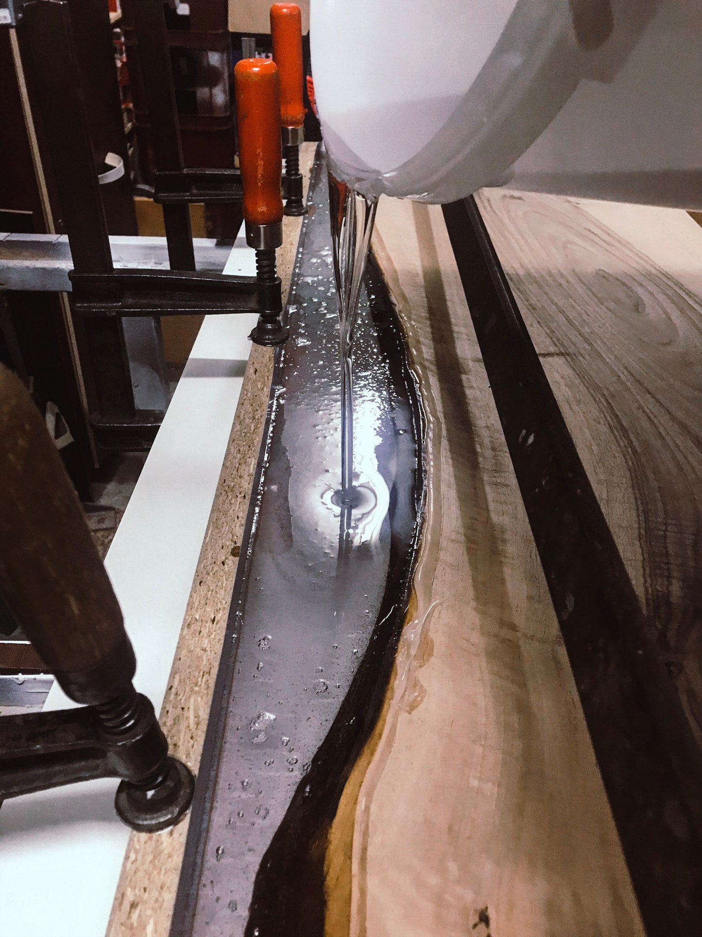 GussHolz - Ihr individueller Esstisch / Couchtisch / Beistelltisch / Tisch aus MünchenWaschtisch #Epoxidharztisch# #Rivertable# #Tisch# #München#