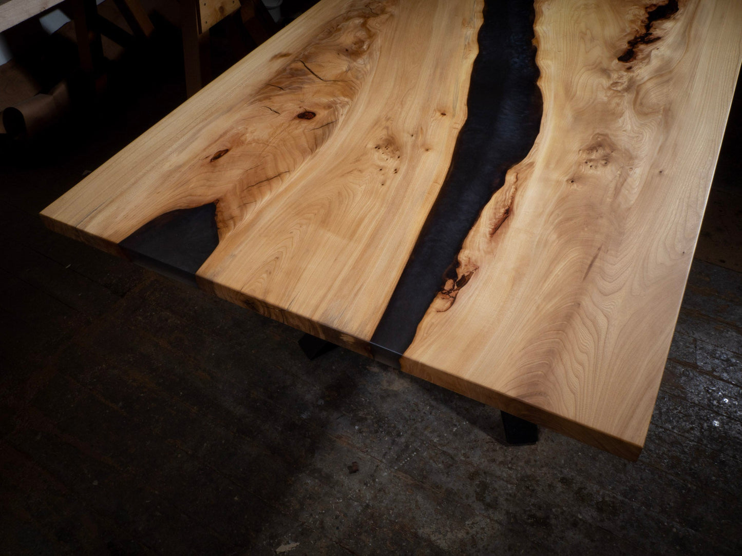 GussHolz - Ihr individueller Esstisch / Couchtisch / Beistelltisch / Tisch aus MünchenEsstisch #Epoxidharztisch# #Rivertable# #Tisch# #München#