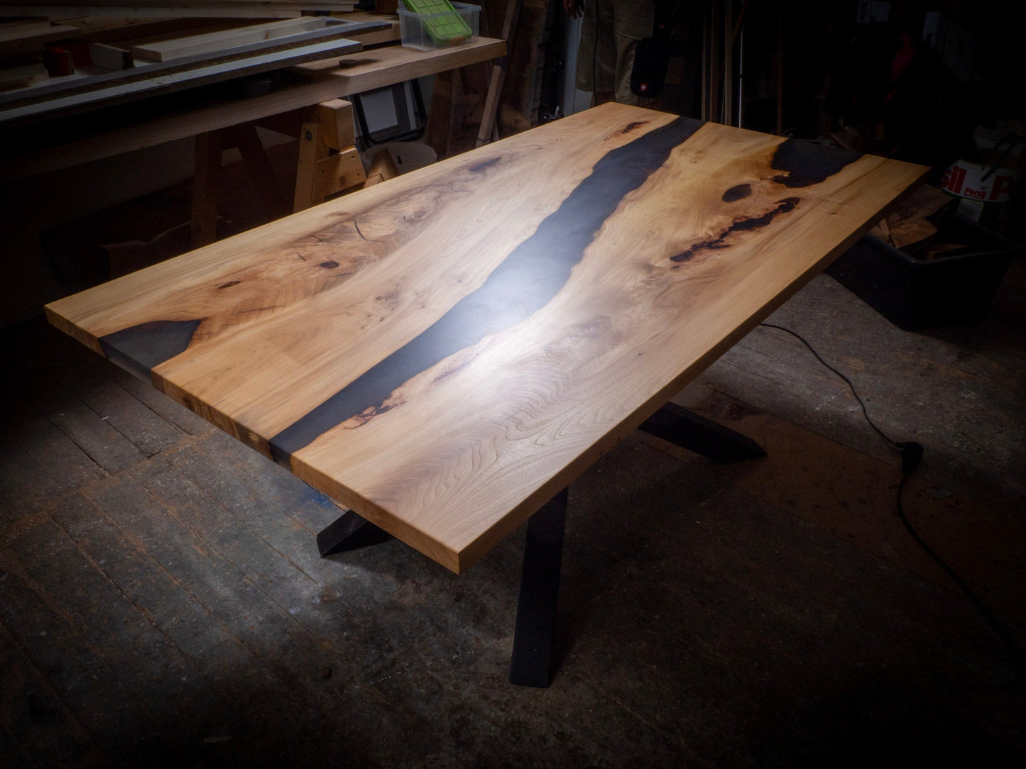 GussHolz - Ihr individueller Esstisch / Couchtisch / Beistelltisch / Tisch aus MünchenEsstisch #Epoxidharztisch# #Rivertable# #Tisch# #München#