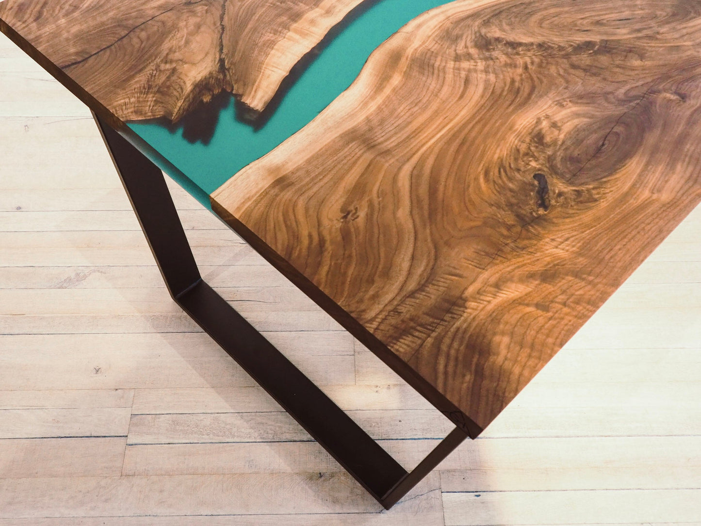 GussHolz - Ihr individueller Esstisch / Couchtisch / Beistelltisch / Tisch aus MünchenEsstisch #Epoxidharztisch# #Rivertable# #Tisch# #München#