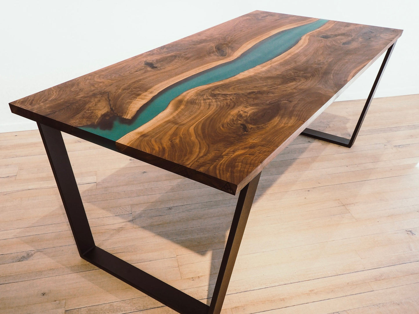 GussHolz - Ihr individueller Esstisch / Couchtisch / Beistelltisch / Tisch aus MünchenEsstisch #Epoxidharztisch# #Rivertable# #Tisch# #München#