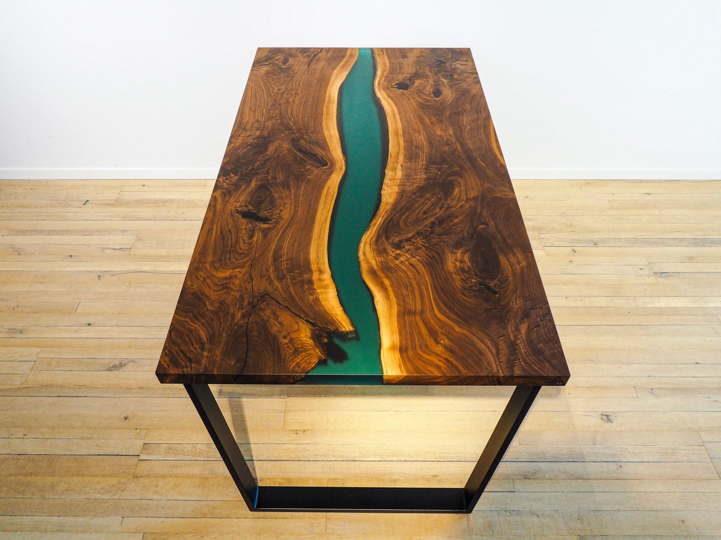 GussHolz - Ihr individueller Esstisch / Couchtisch / Beistelltisch / Tisch aus MünchenEsstisch #Epoxidharztisch# #Rivertable# #Tisch# #München#