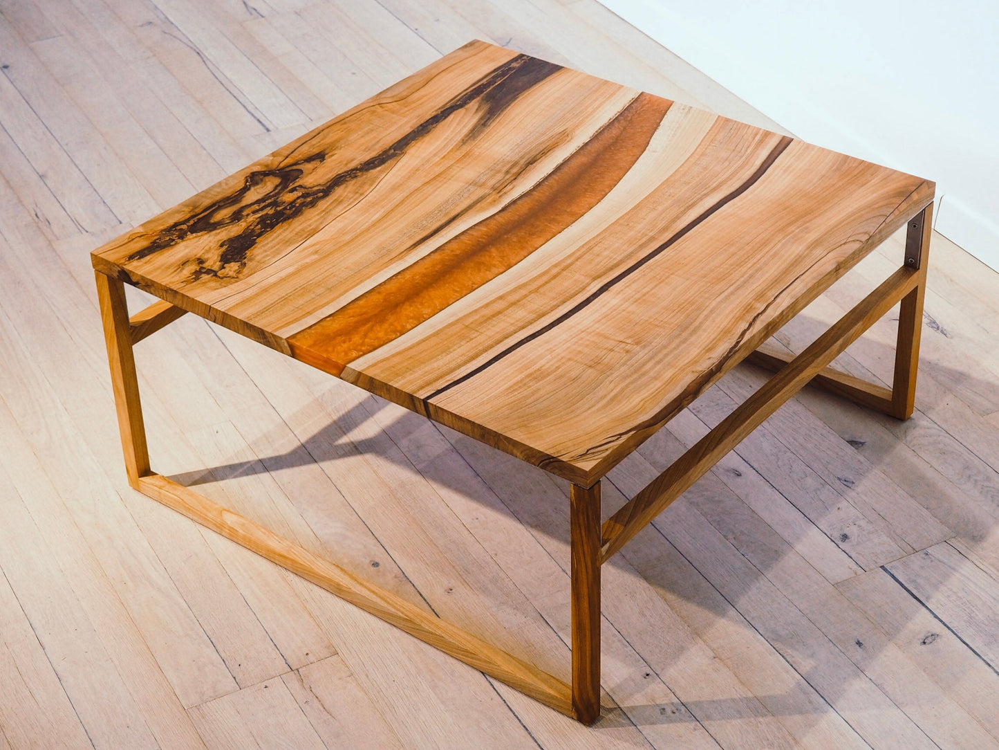 GussHolz - Ihr individueller Esstisch / Couchtisch / Beistelltisch / Tisch aus MünchenCouchtisch #Epoxidharztisch# #Rivertable# #Tisch# #München#