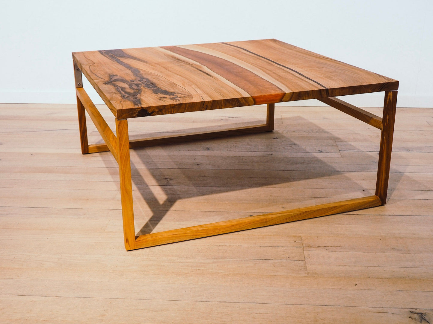GussHolz - Ihr individueller Esstisch / Couchtisch / Beistelltisch / Tisch aus MünchenCouchtisch #Epoxidharztisch# #Rivertable# #Tisch# #München#