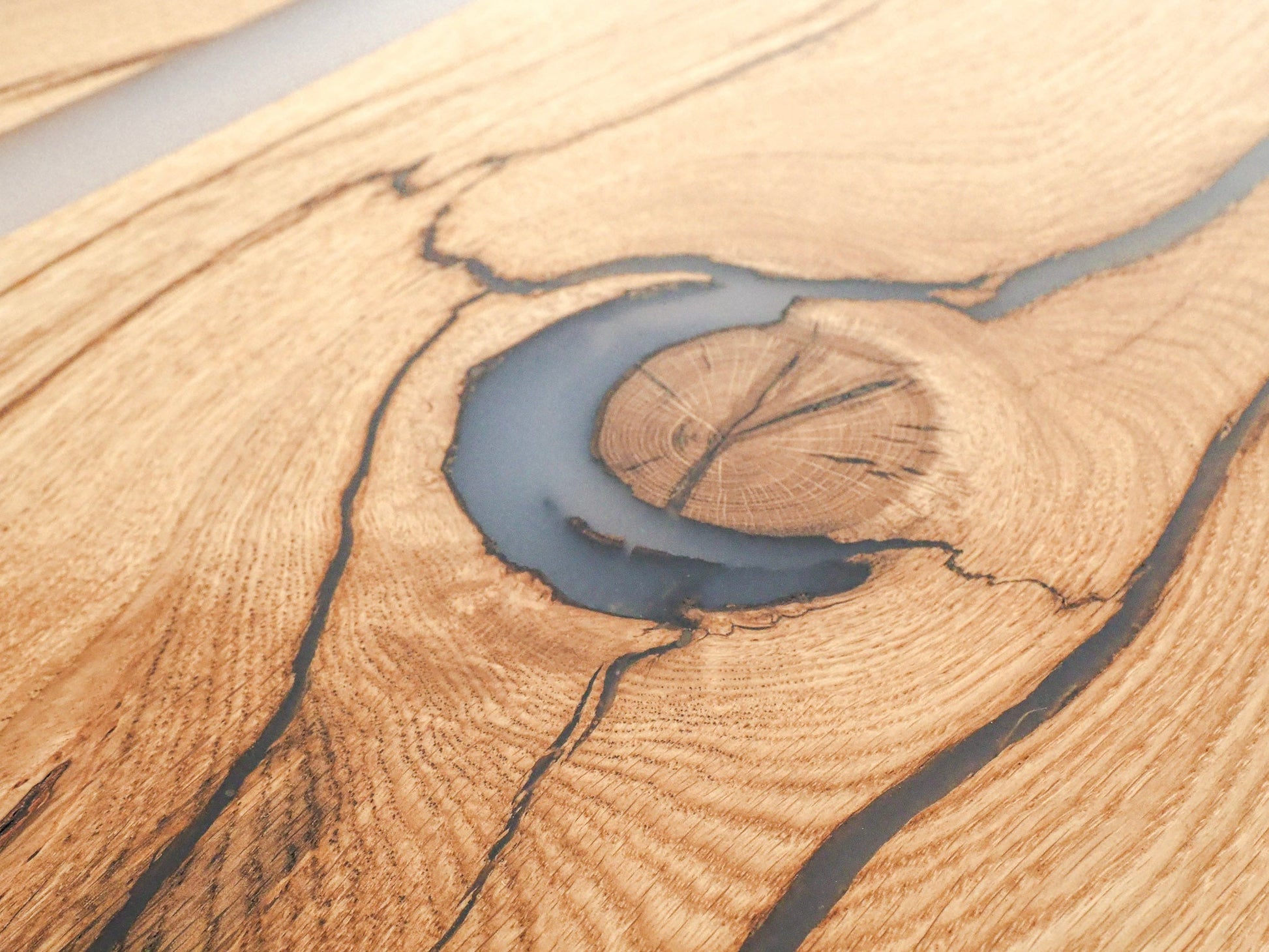 GussHolz - Ihr individueller Esstisch / Couchtisch / Beistelltisch / Tisch aus MünchenEsstisch #Epoxidharztisch# #Rivertable# #Tisch# #München#