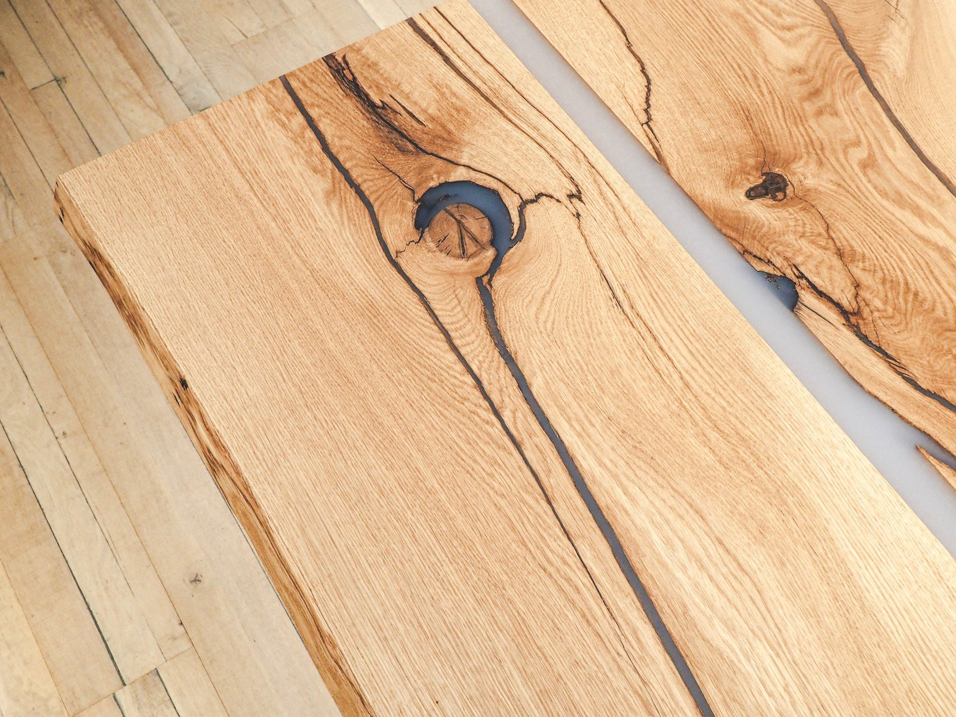 GussHolz - Ihr individueller Esstisch / Couchtisch / Beistelltisch / Tisch aus MünchenEsstisch #Epoxidharztisch# #Rivertable# #Tisch# #München#