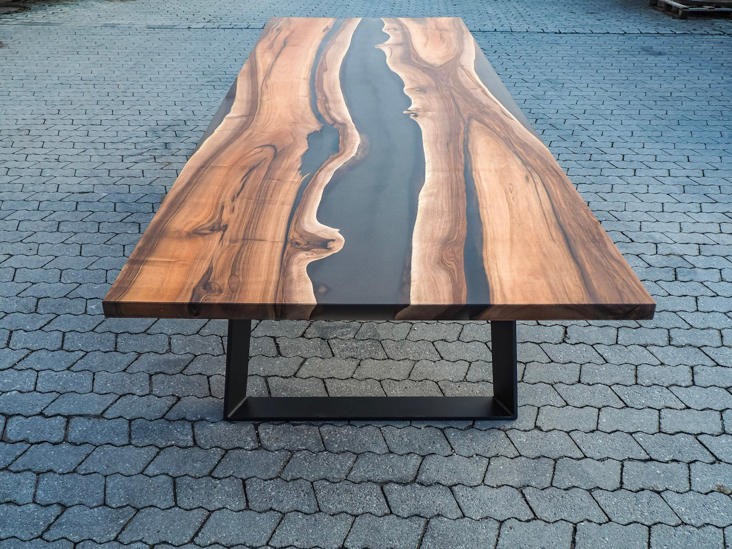 GussHolz - Ihr individueller Esstisch / Couchtisch / Beistelltisch / Tisch aus MünchenEsstisch #Epoxidharztisch# #Rivertable# #Tisch# #München#