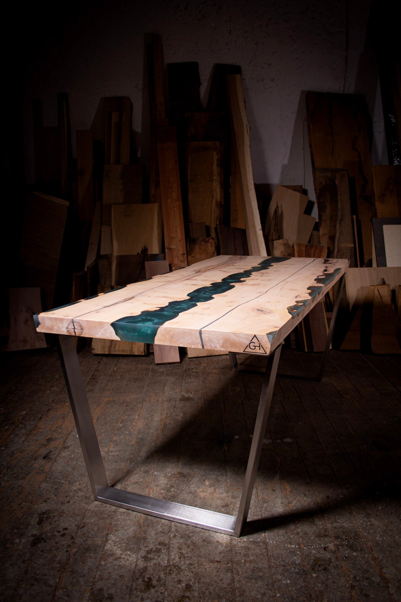 GussHolz - Ihr individueller Esstisch / Couchtisch / Beistelltisch / Tisch aus MünchenEsstisch #Epoxidharztisch# #Rivertable# #Tisch# #München#