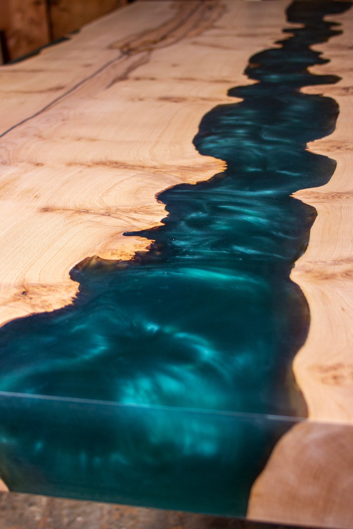 GussHolz - Ihr individueller Esstisch / Couchtisch / Beistelltisch / Tisch aus MünchenEsstisch #Epoxidharztisch# #Rivertable# #Tisch# #München#
