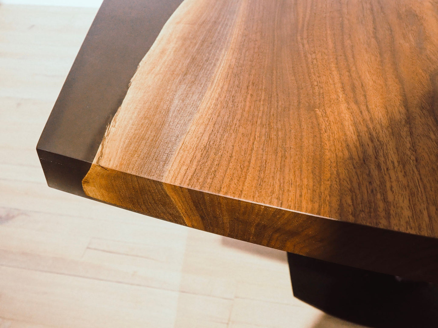 GussHolz - Ihr individueller Esstisch / Couchtisch / Beistelltisch / Tisch aus MünchenEsstisch #Epoxidharztisch# #Rivertable# #Tisch# #München#