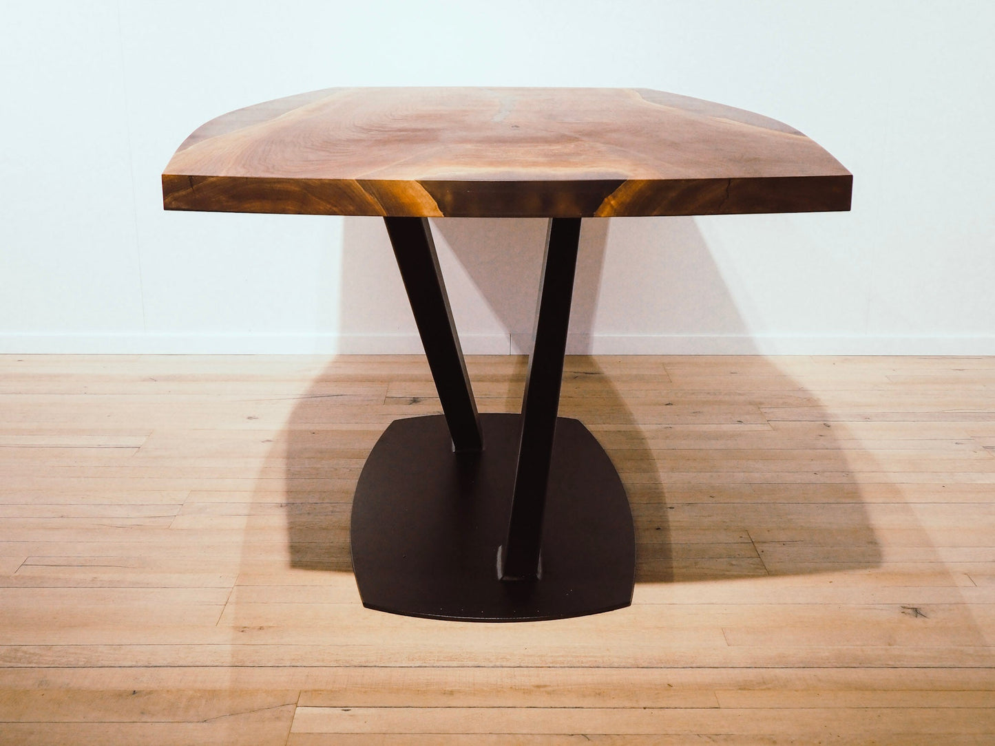 GussHolz - Ihr individueller Esstisch / Couchtisch / Beistelltisch / Tisch aus MünchenEsstisch #Epoxidharztisch# #Rivertable# #Tisch# #München#