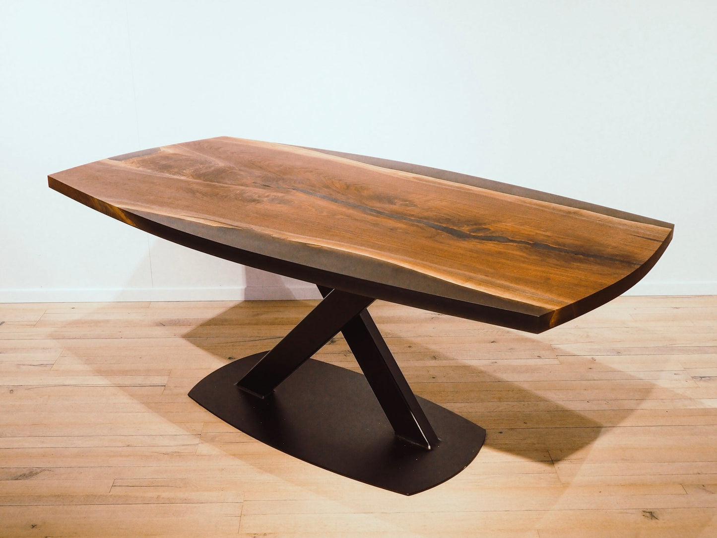 GussHolz - Ihr individueller Esstisch / Couchtisch / Beistelltisch / Tisch aus MünchenEsstisch #Epoxidharztisch# #Rivertable# #Tisch# #München#