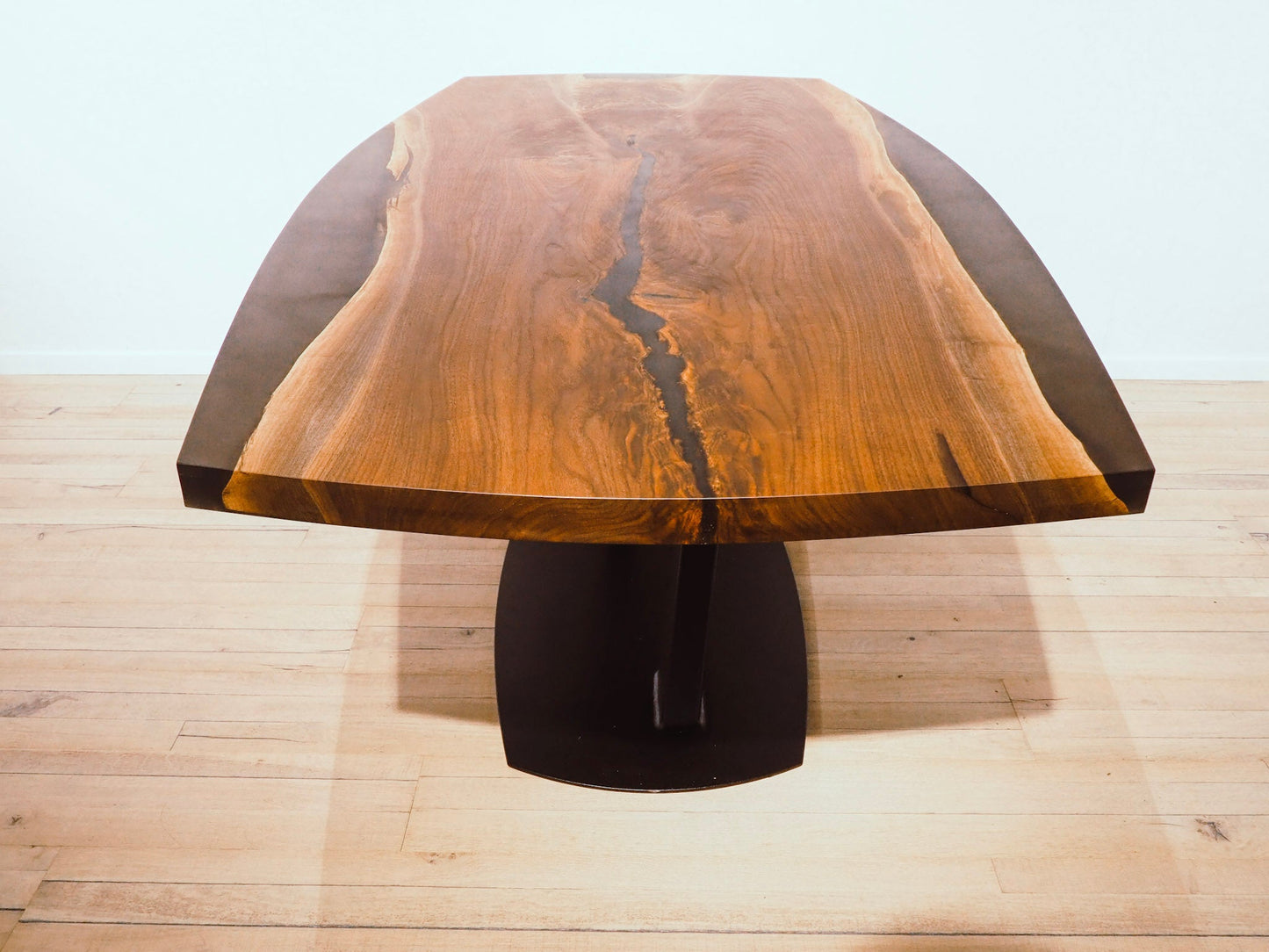 GussHolz - Ihr individueller Esstisch / Couchtisch / Beistelltisch / Tisch aus MünchenEsstisch #Epoxidharztisch# #Rivertable# #Tisch# #München#