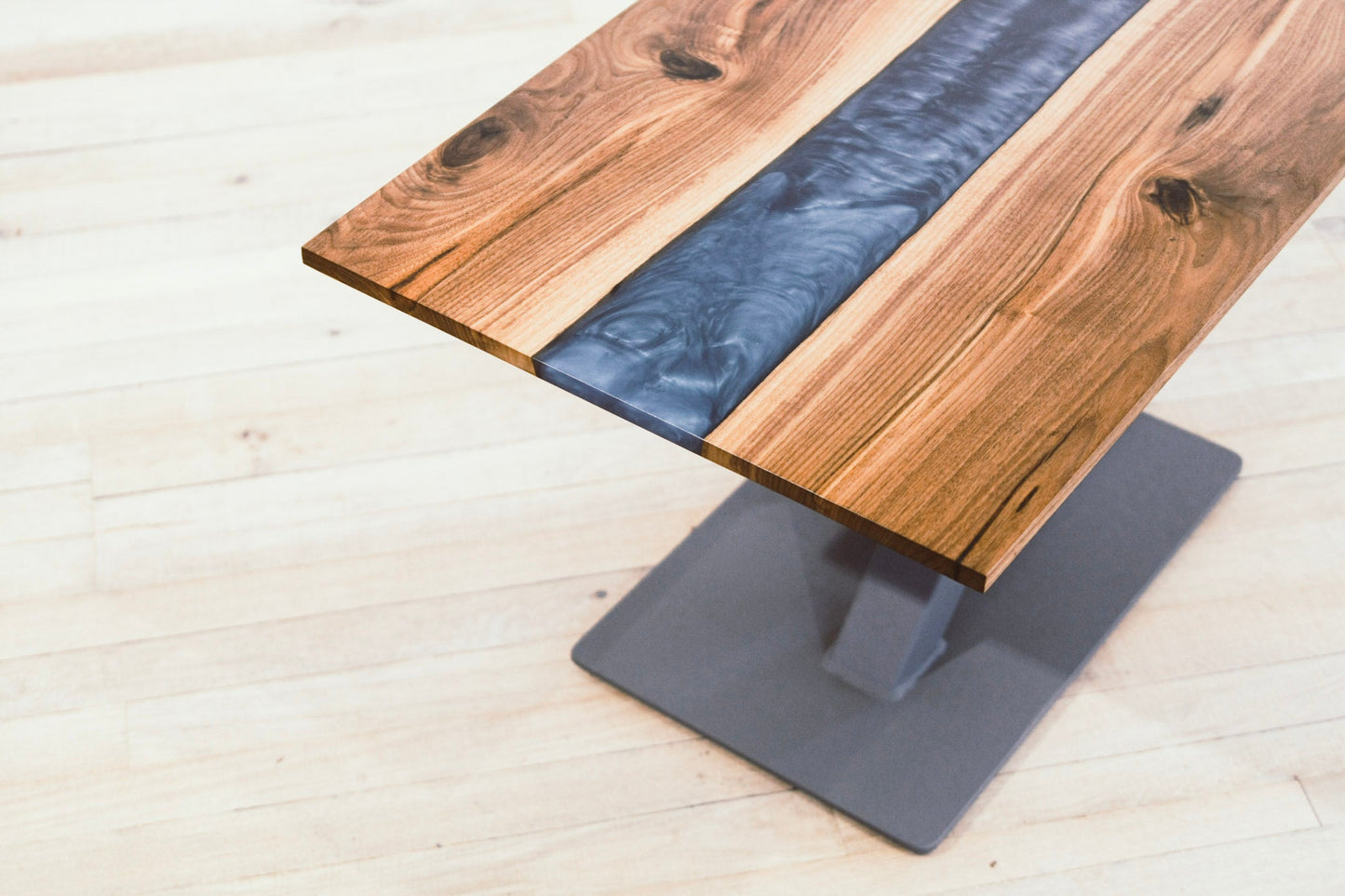 GussHolz - Ihr individueller Esstisch / Couchtisch / Beistelltisch / Tisch aus MünchenCouchtisch #Epoxidharztisch# #Rivertable# #Tisch# #München#