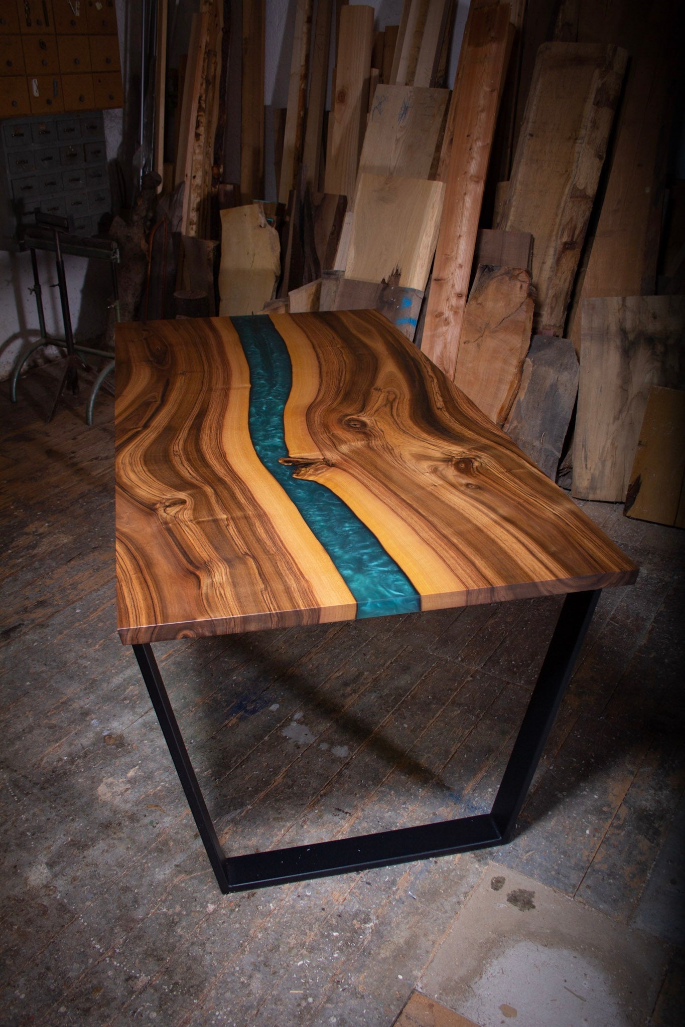 GussHolz - Ihr individueller Esstisch / Couchtisch / Beistelltisch / Tisch aus MünchenEsstisch #Epoxidharztisch# #Rivertable# #Tisch# #München#