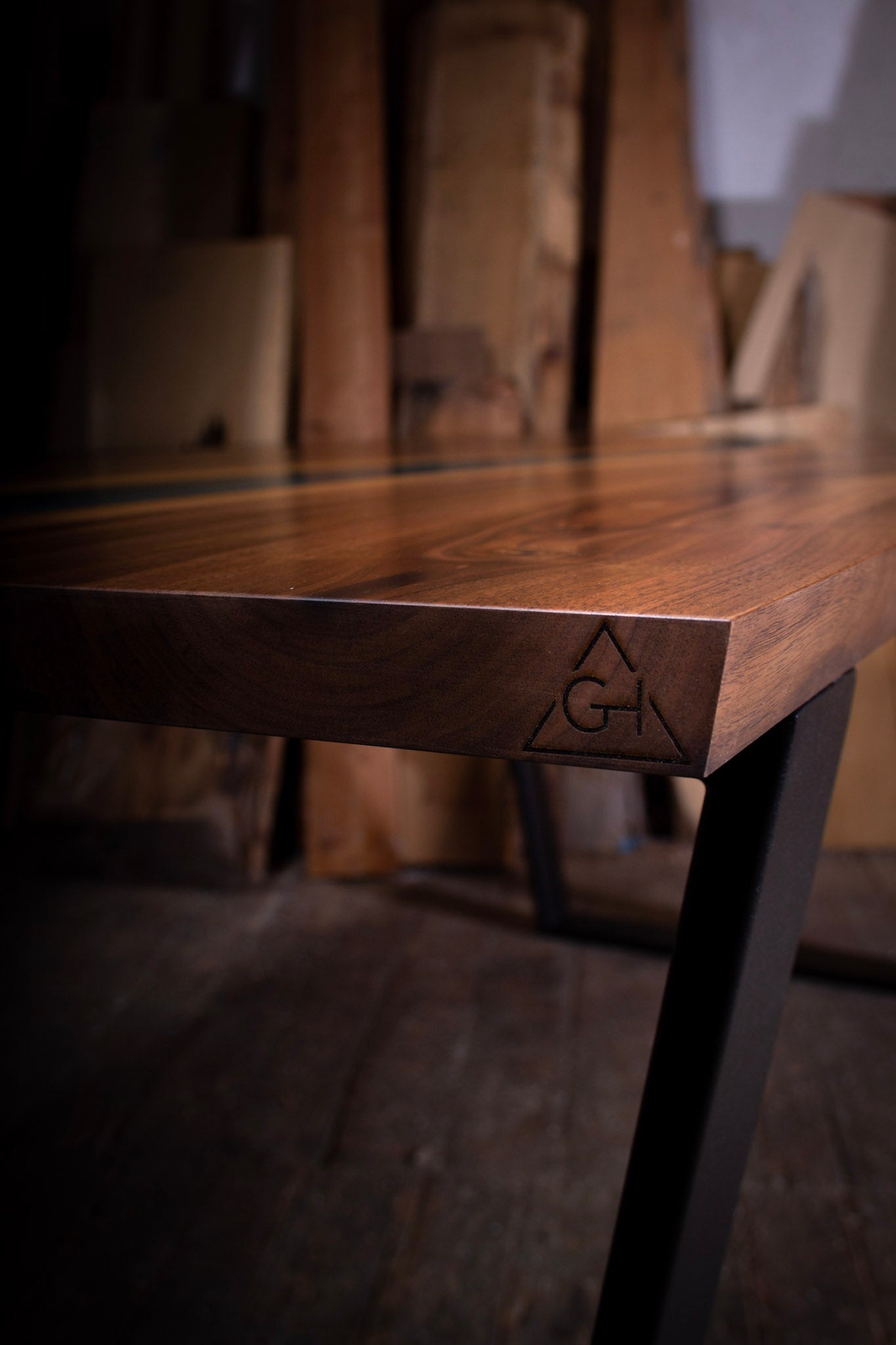 GussHolz - Ihr individueller Esstisch / Couchtisch / Beistelltisch / Tisch aus MünchenEsstisch #Epoxidharztisch# #Rivertable# #Tisch# #München#