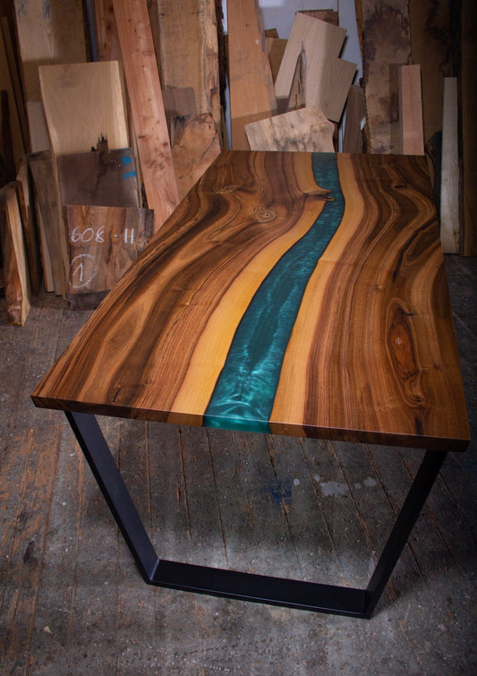 GussHolz - Ihr individueller Esstisch / Couchtisch / Beistelltisch / Tisch aus MünchenEsstisch #Epoxidharztisch# #Rivertable# #Tisch# #München#