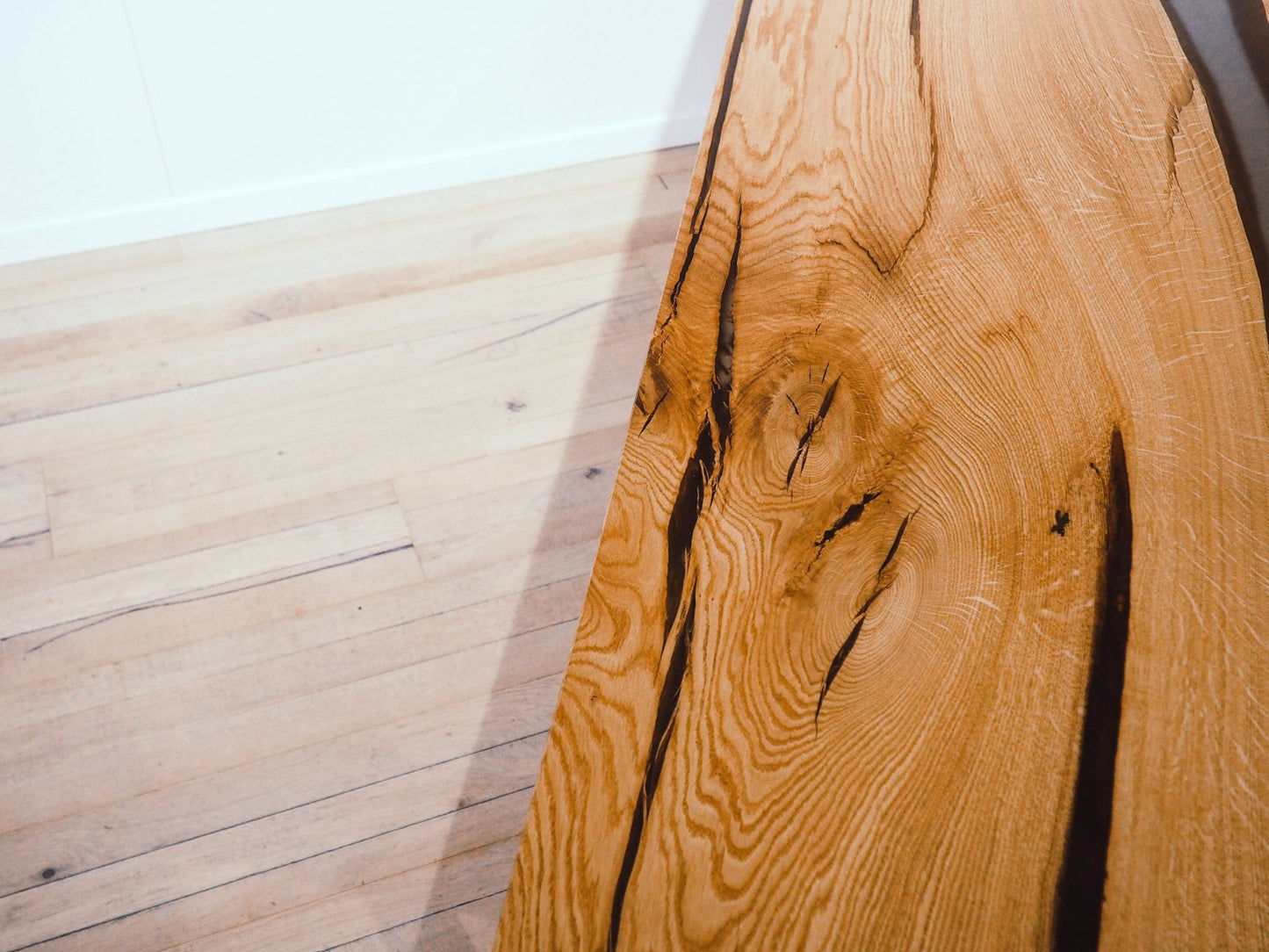 GussHolz - Ihr individueller Esstisch / Couchtisch / Beistelltisch / Tisch aus MünchenEsstisch #Epoxidharztisch# #Rivertable# #Tisch# #München#